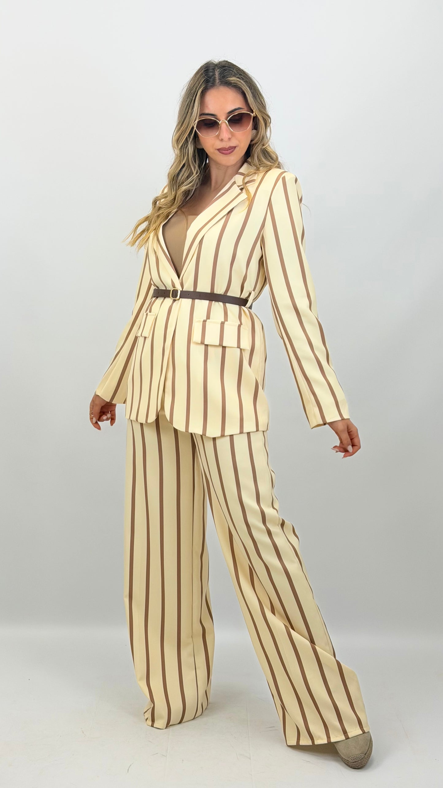 Conjunto blazer e calça amarelo com risca camel