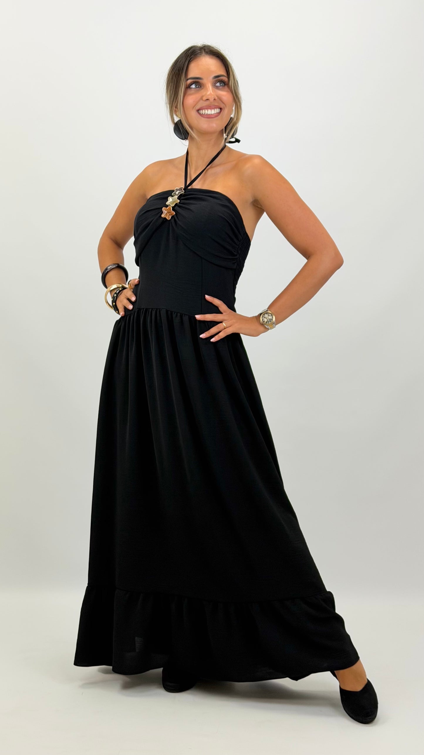 Vestido preto com estrelas no decote