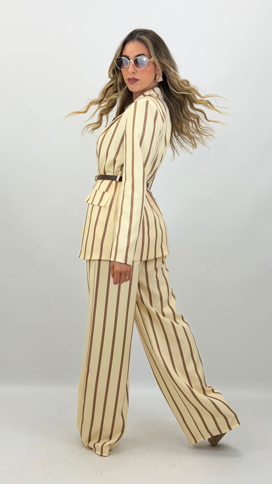 Conjunto blazer e calça amarelo com risca camel