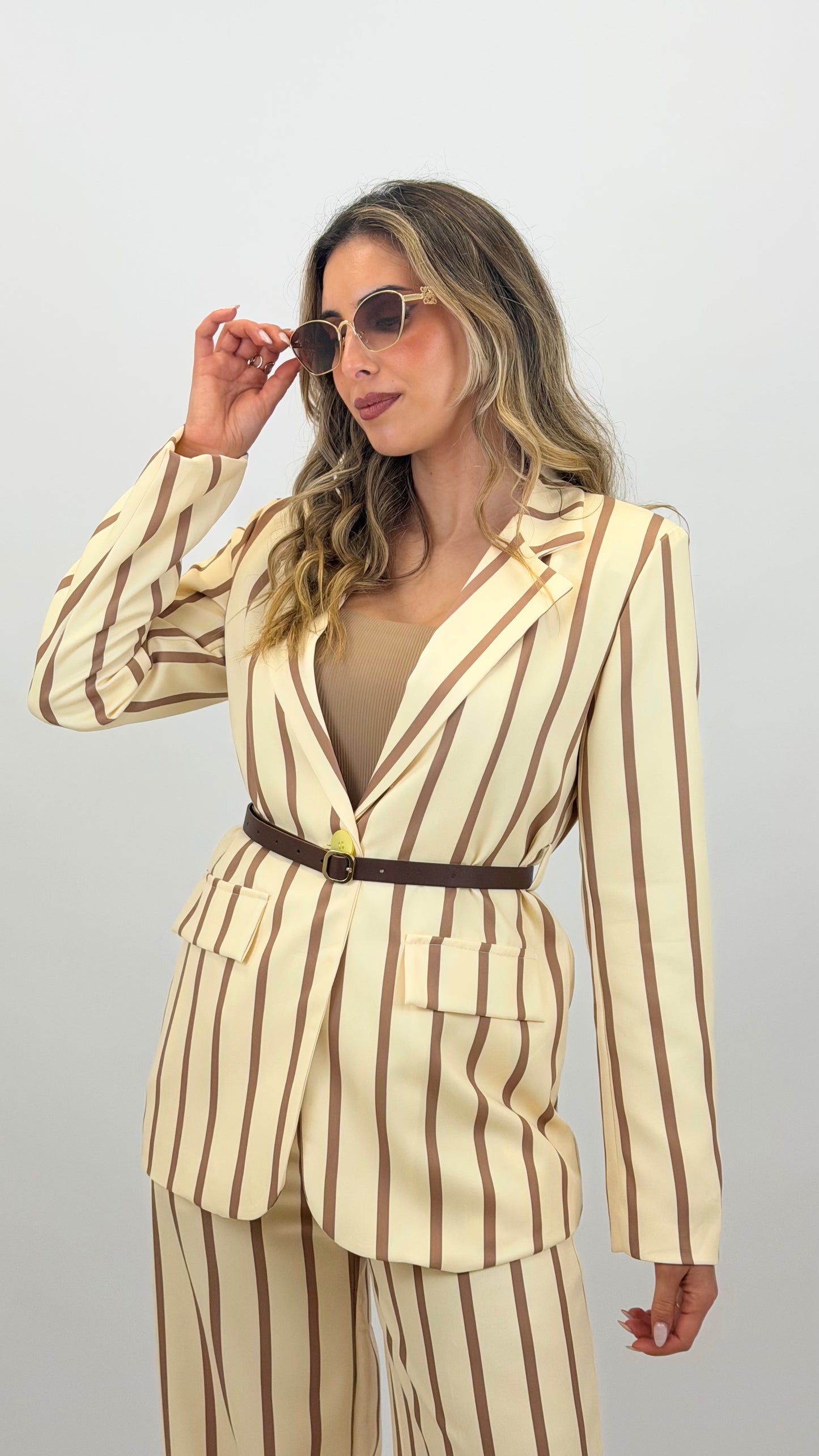 Conjunto blazer e calça amarelo com risca camel