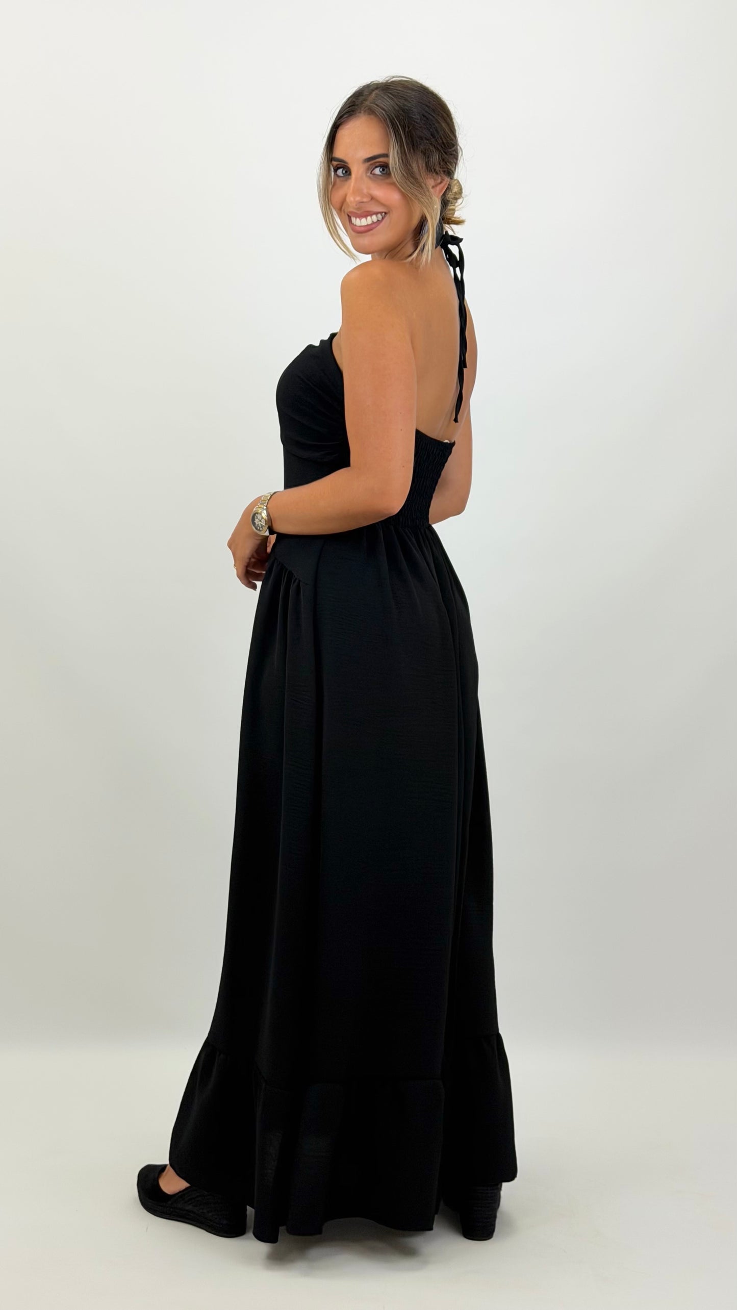 Vestido preto com estrelas no decote