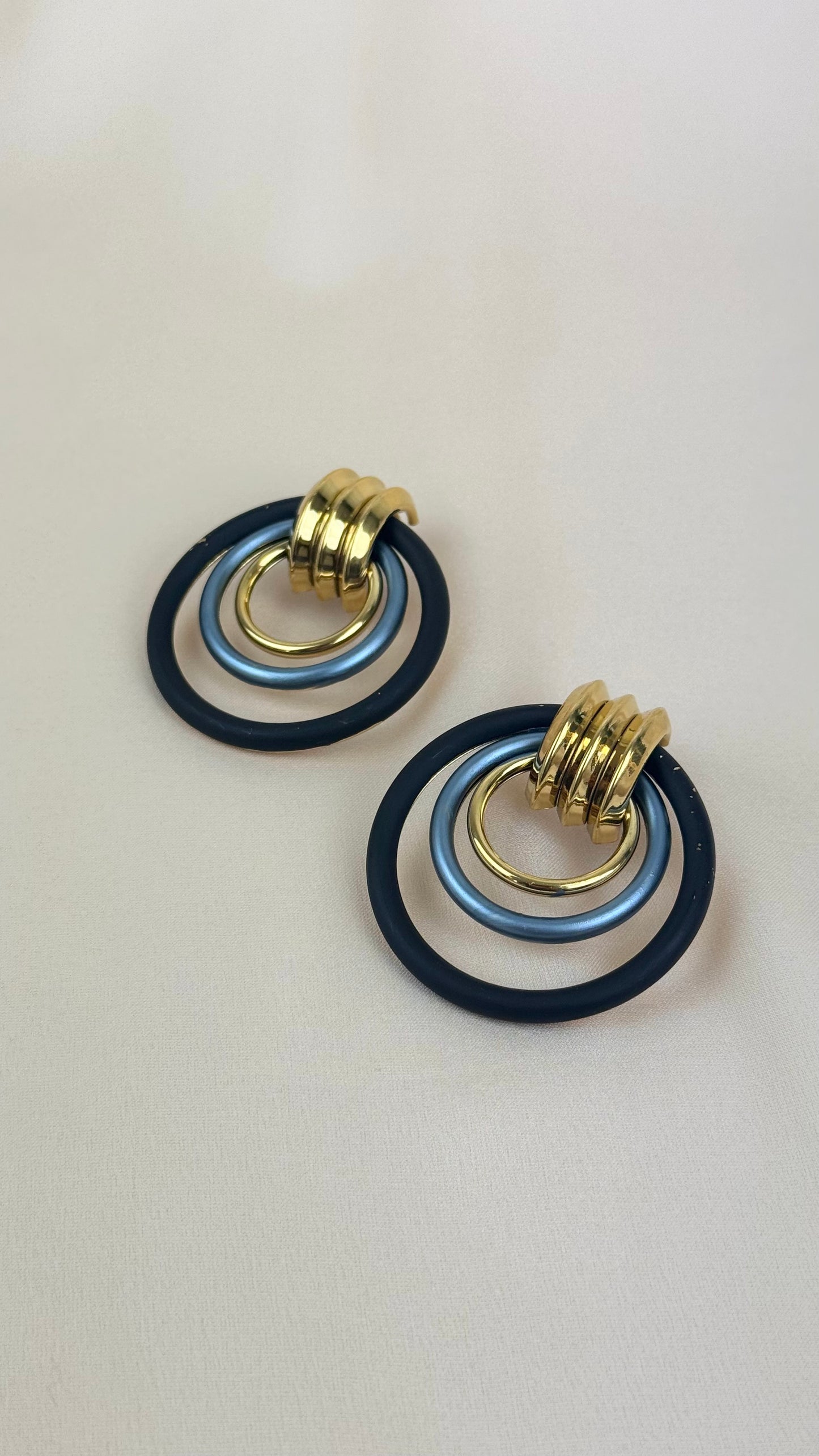 Brincos aço rodas tons cinza e dourado