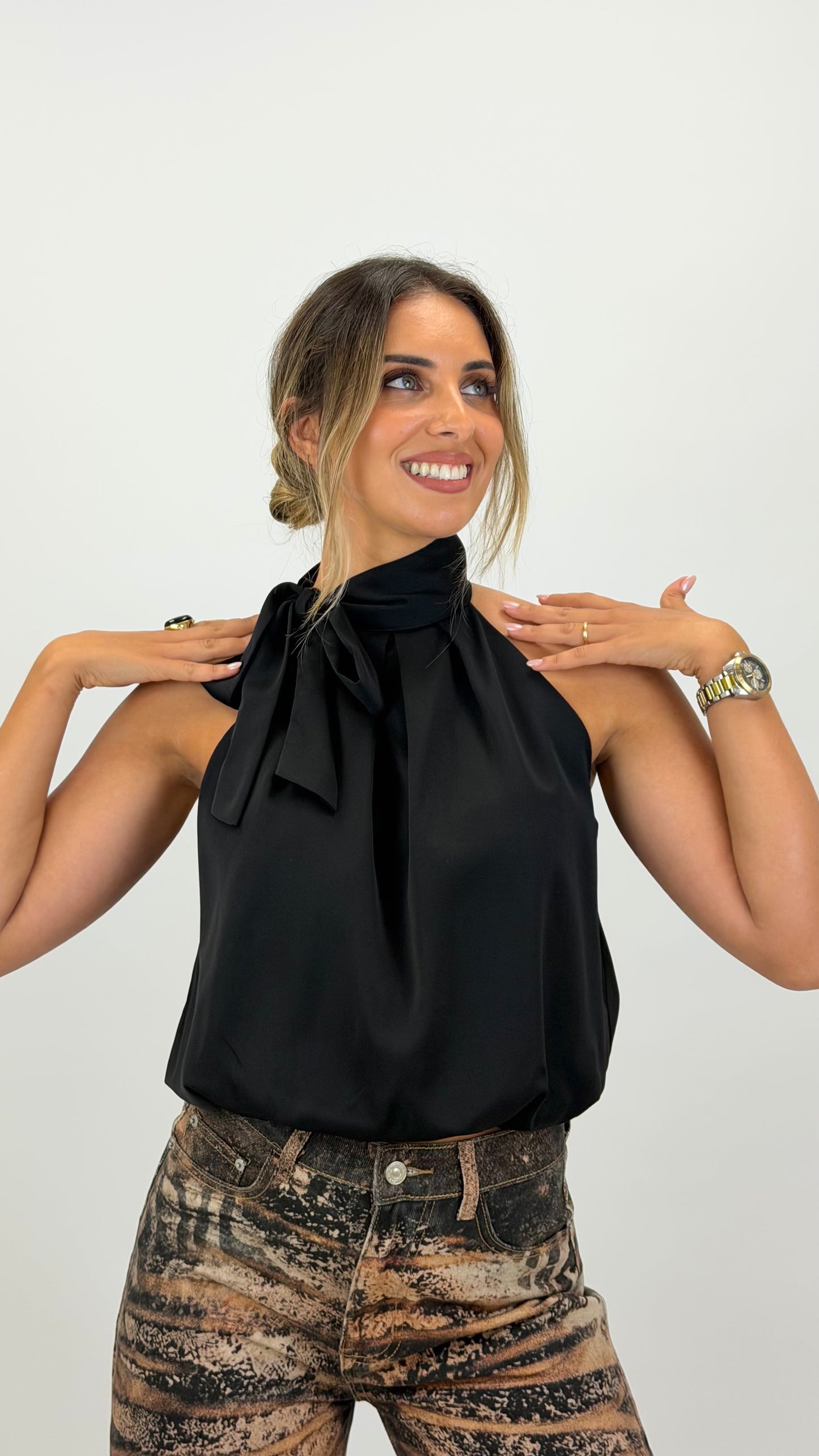 Top halter-neck acetinado preto