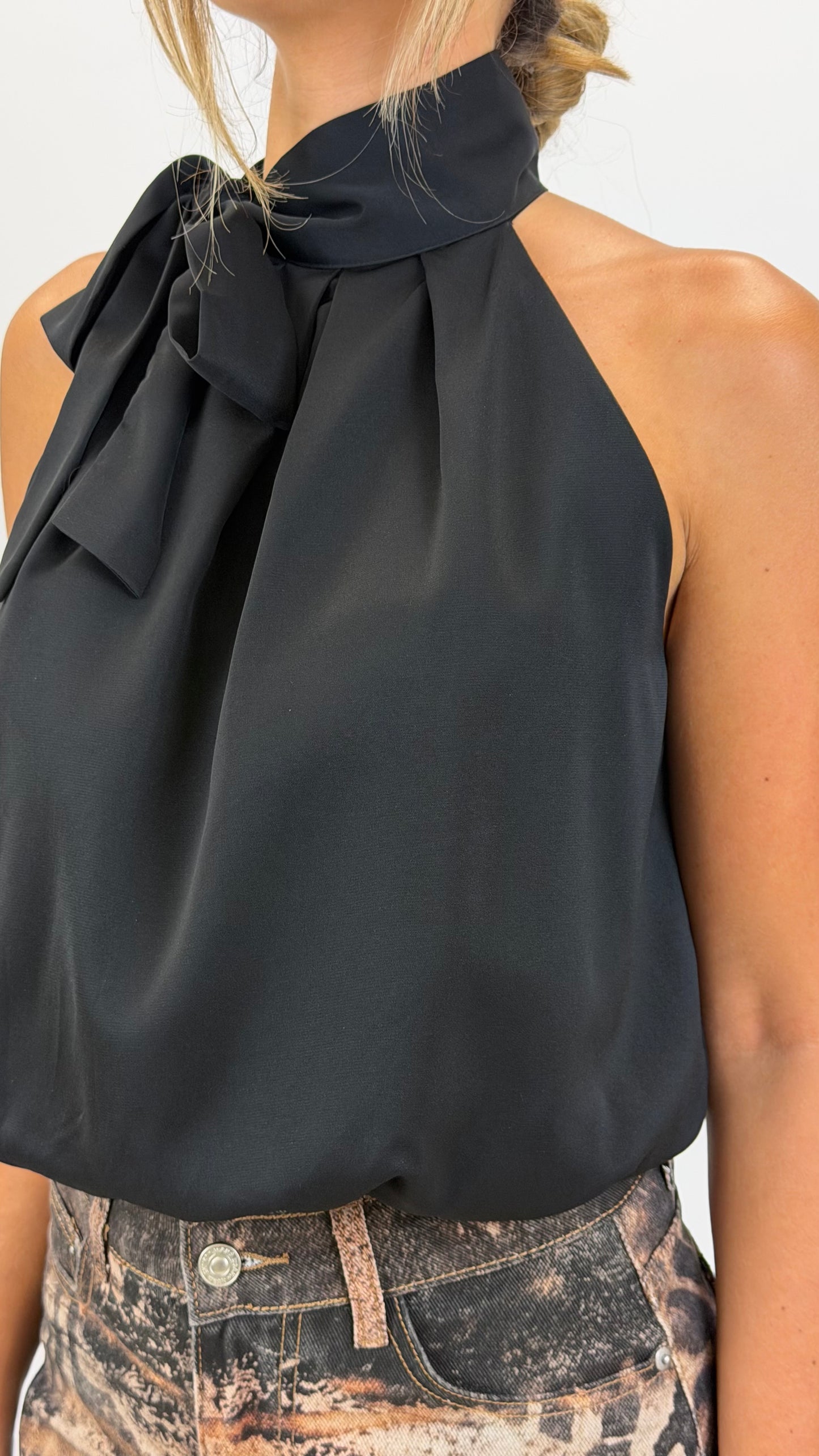Top halter-neck acetinado preto