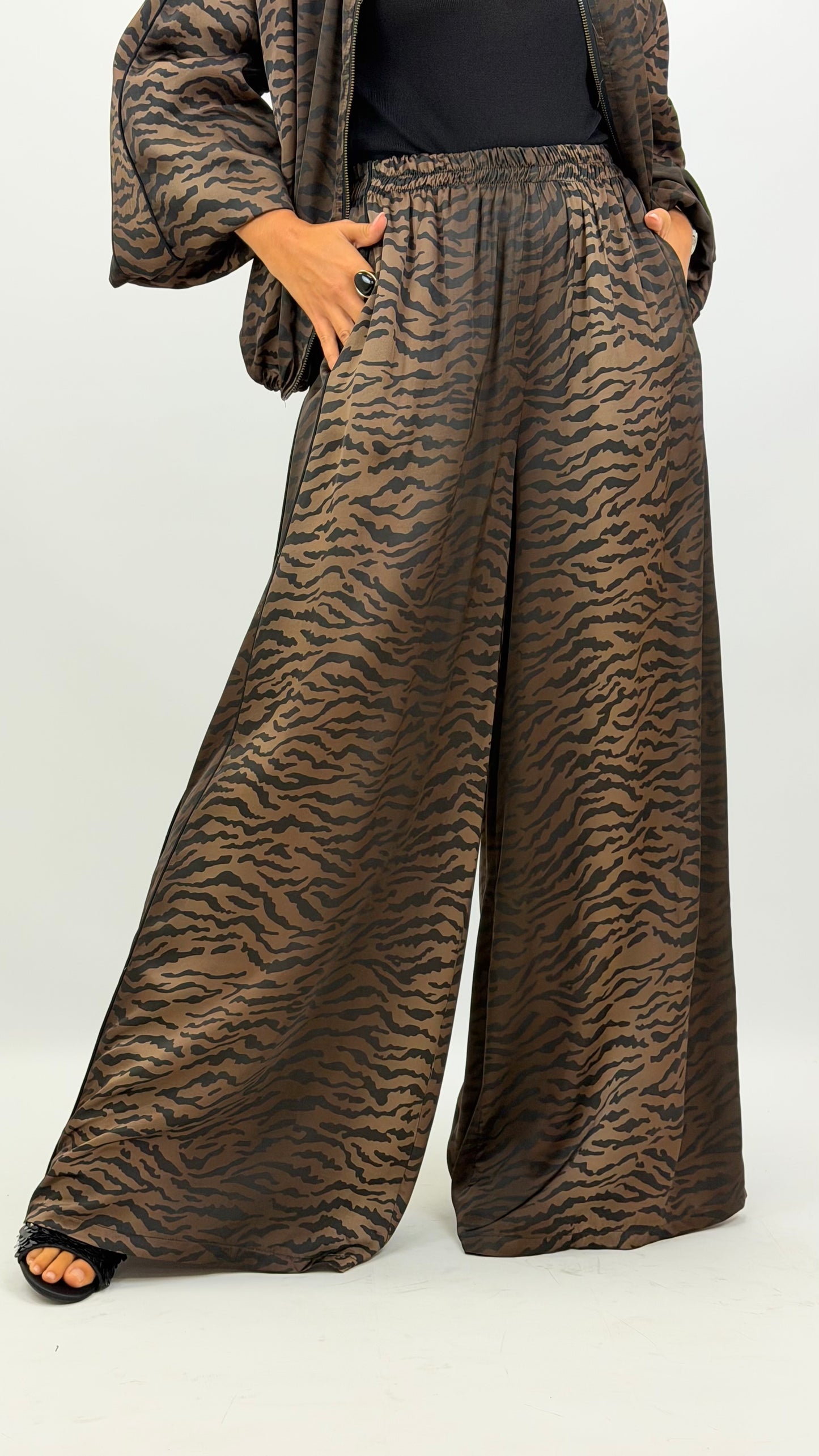 Calça zebra tons camel, castanho e preto