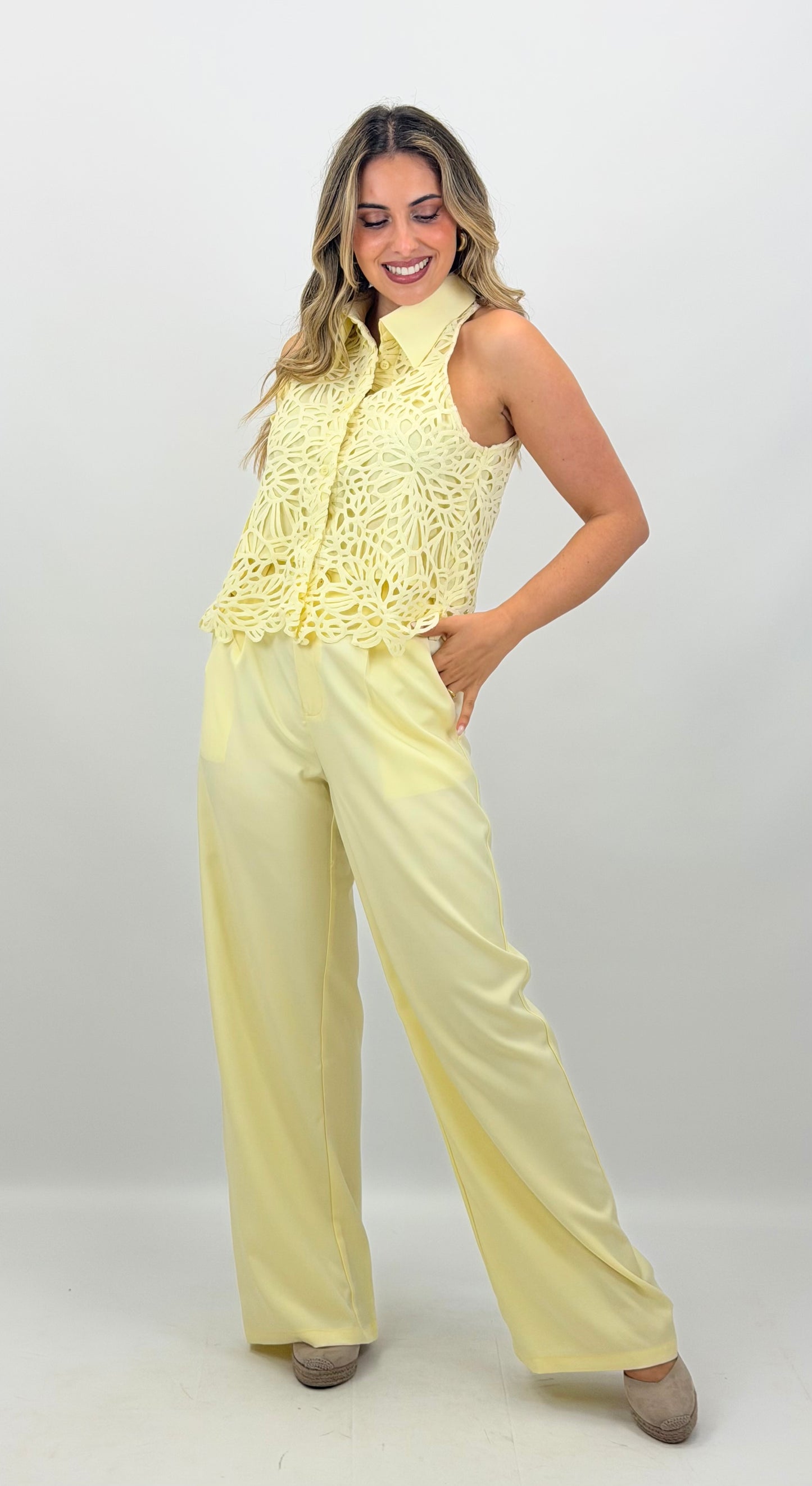 Conjunto top rendado e pantalona amarelo
