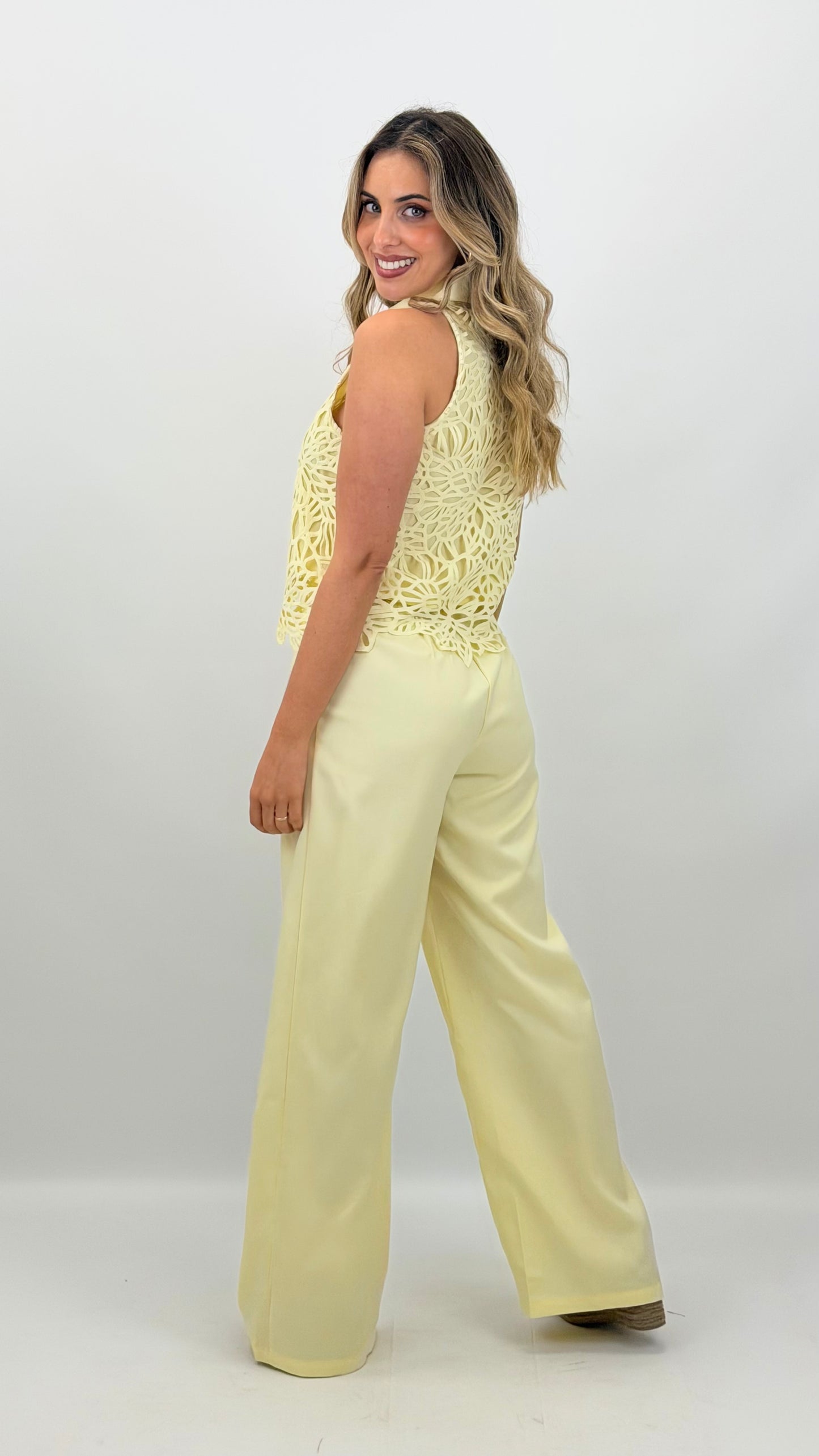 Conjunto top rendado e pantalona amarelo
