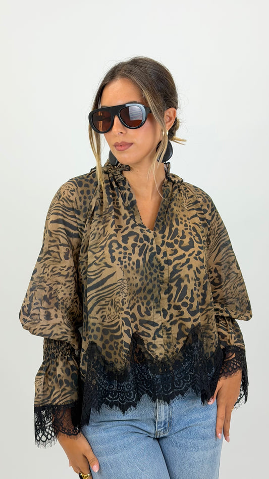 Blusa tecido fluido estampado animal-print com renda preta