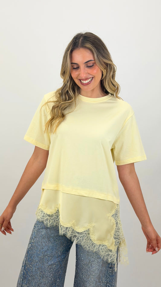 T-shirt amarela assimétrica com renda