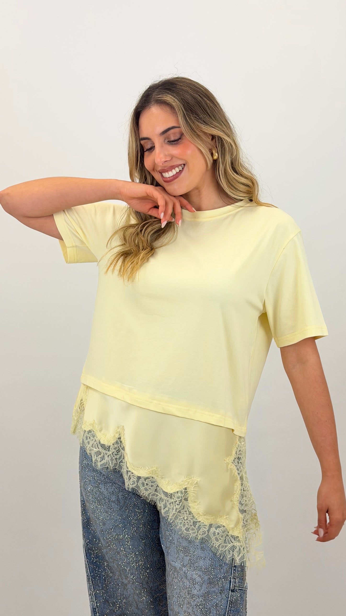 T-shirt amarela assimétrica com renda
