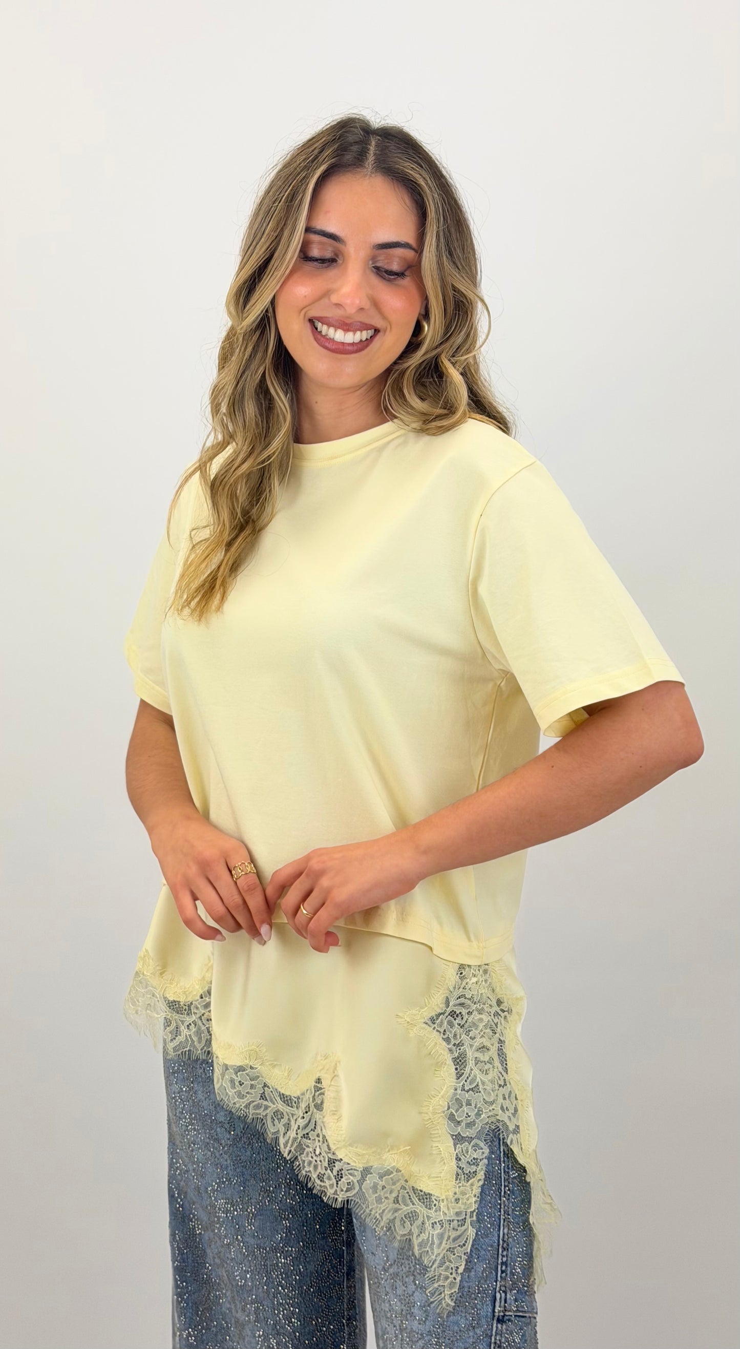 T-shirt amarela assimétrica com renda