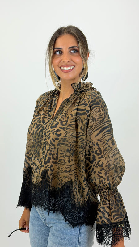Blusa tecido fluido estampado animal-print com renda preta hover