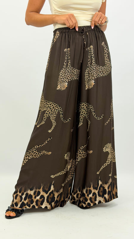 Calça estampado leopardo fundo castanho hover