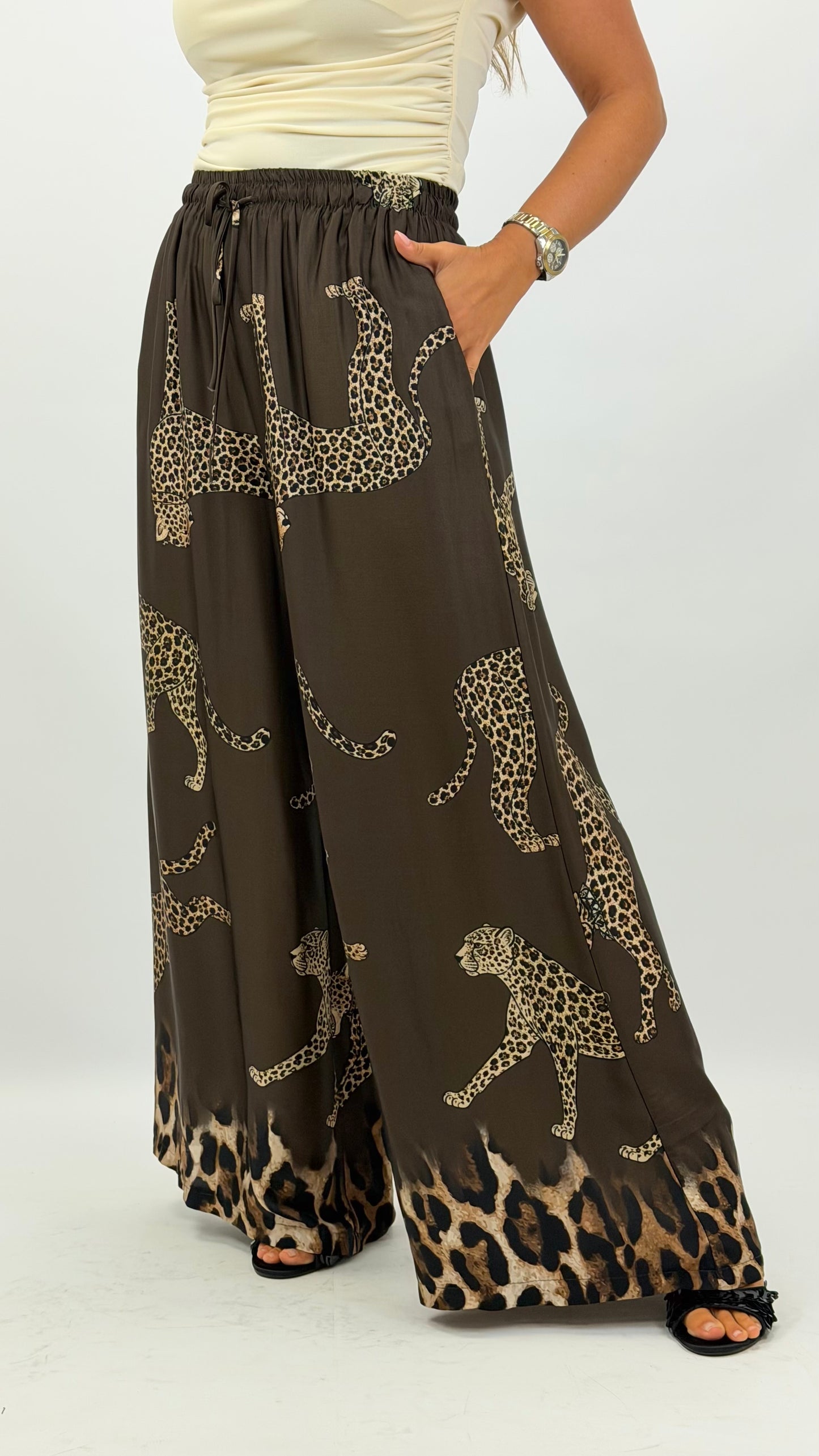 Calça estampado leopardo fundo castanho
