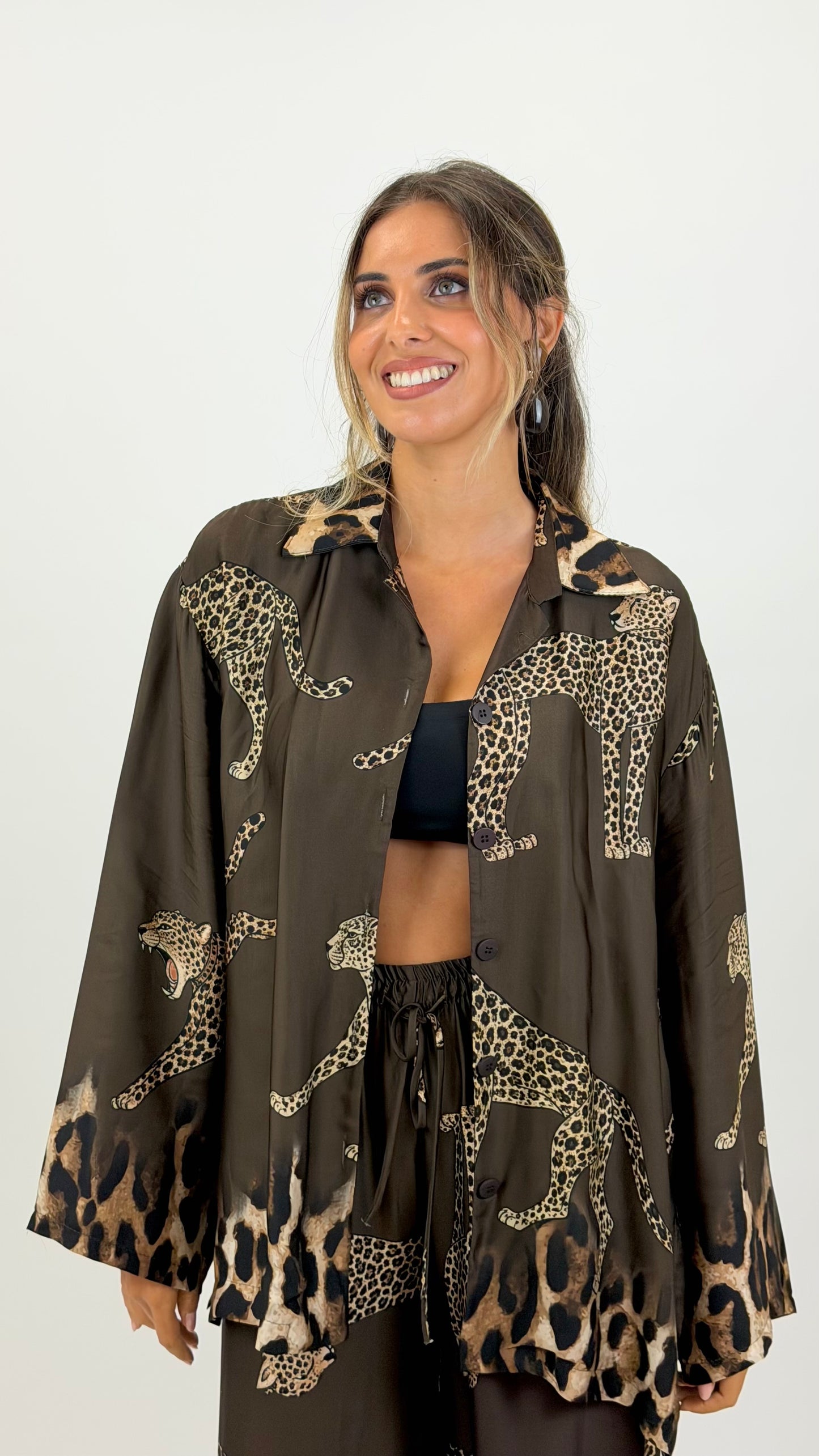 Blusa estampado leopardo fundo castanho
