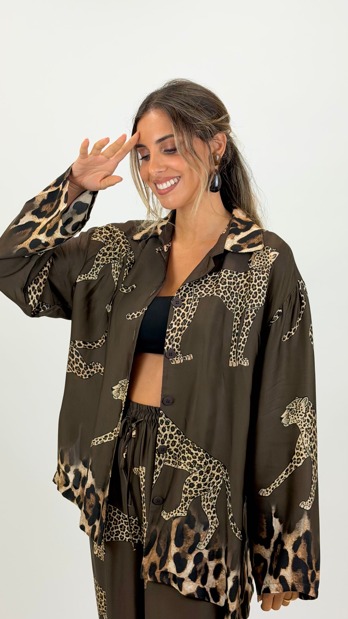 Blusa estampado leopardo fundo castanho