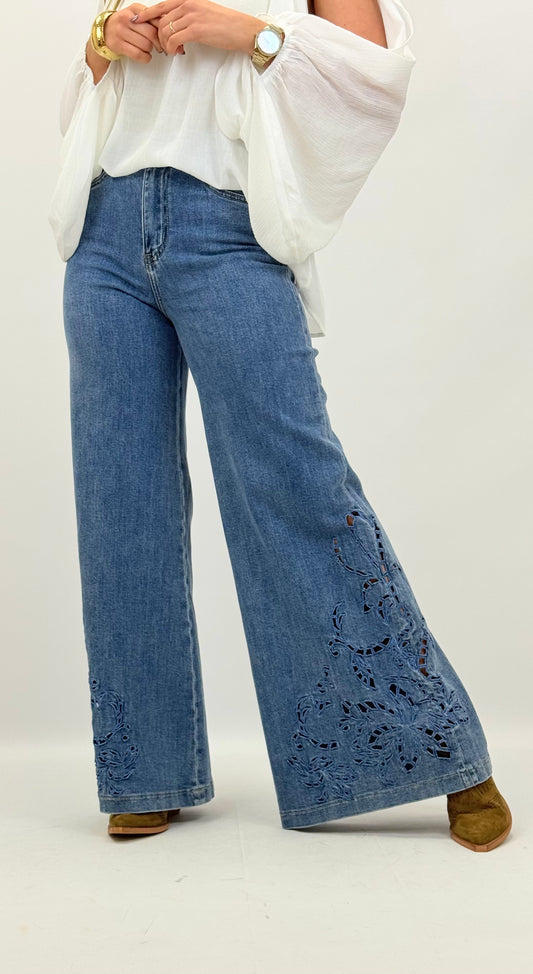 Calça ganga com pormenor bordado