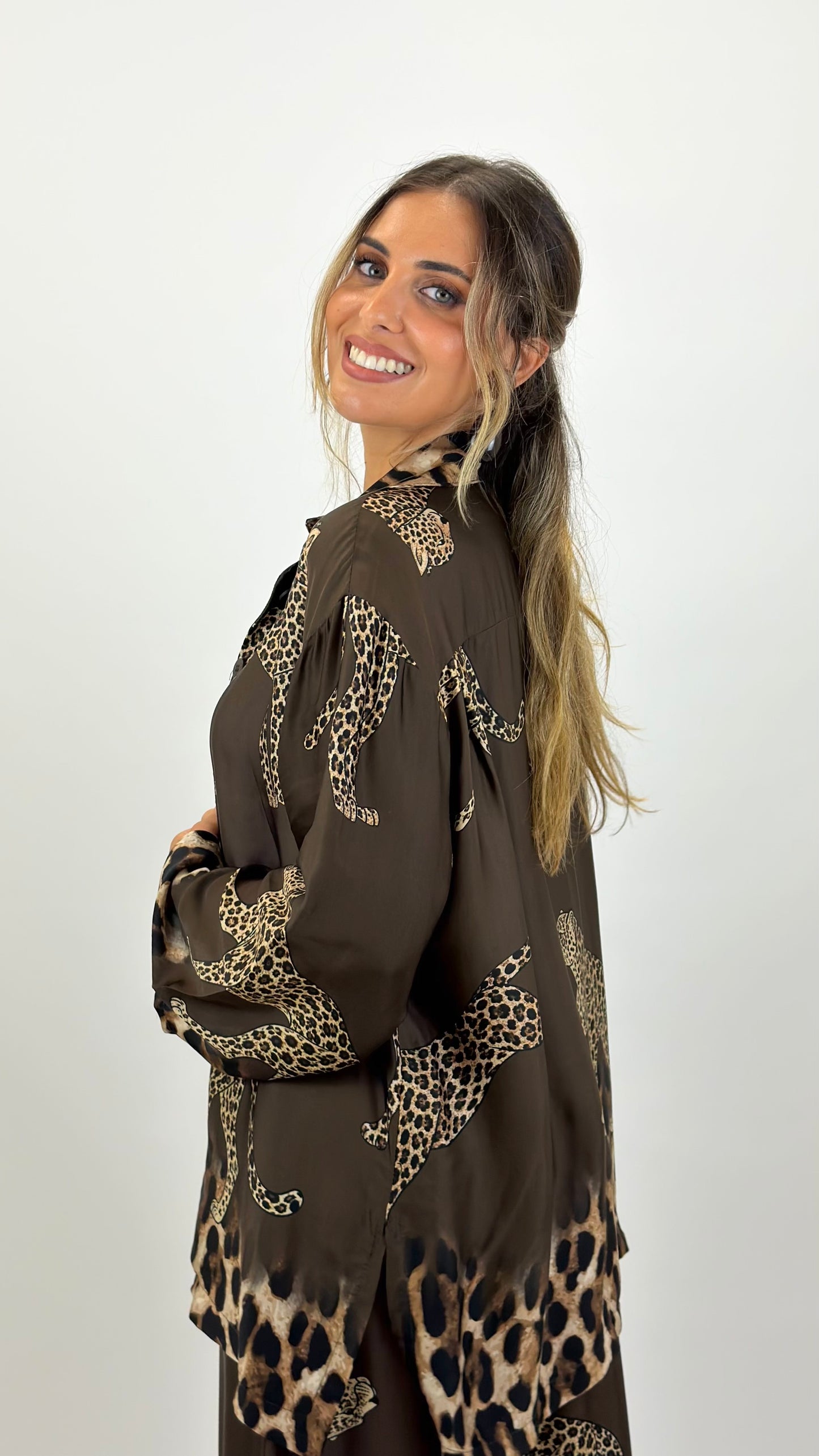 Blusa estampado leopardo fundo castanho