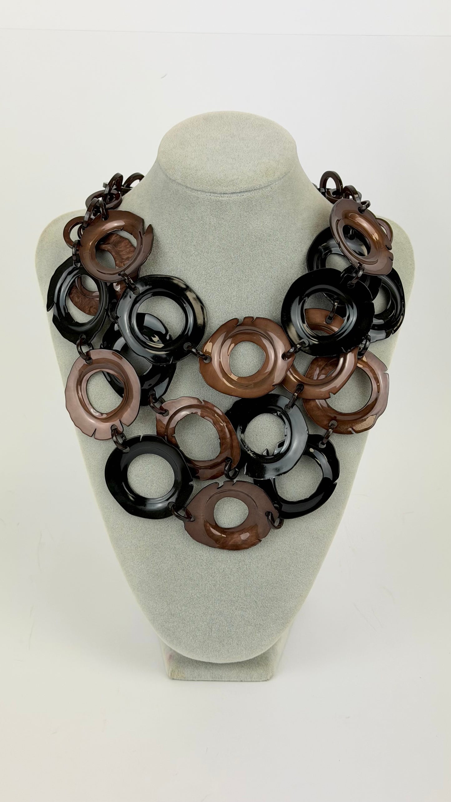 Colar rodelas em acrílico preto e castanho