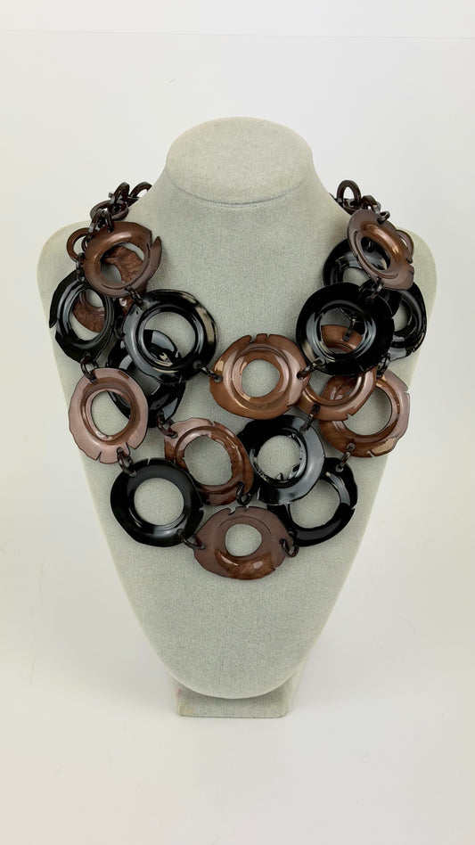 Colar rodelas em acrílico preto e castanho