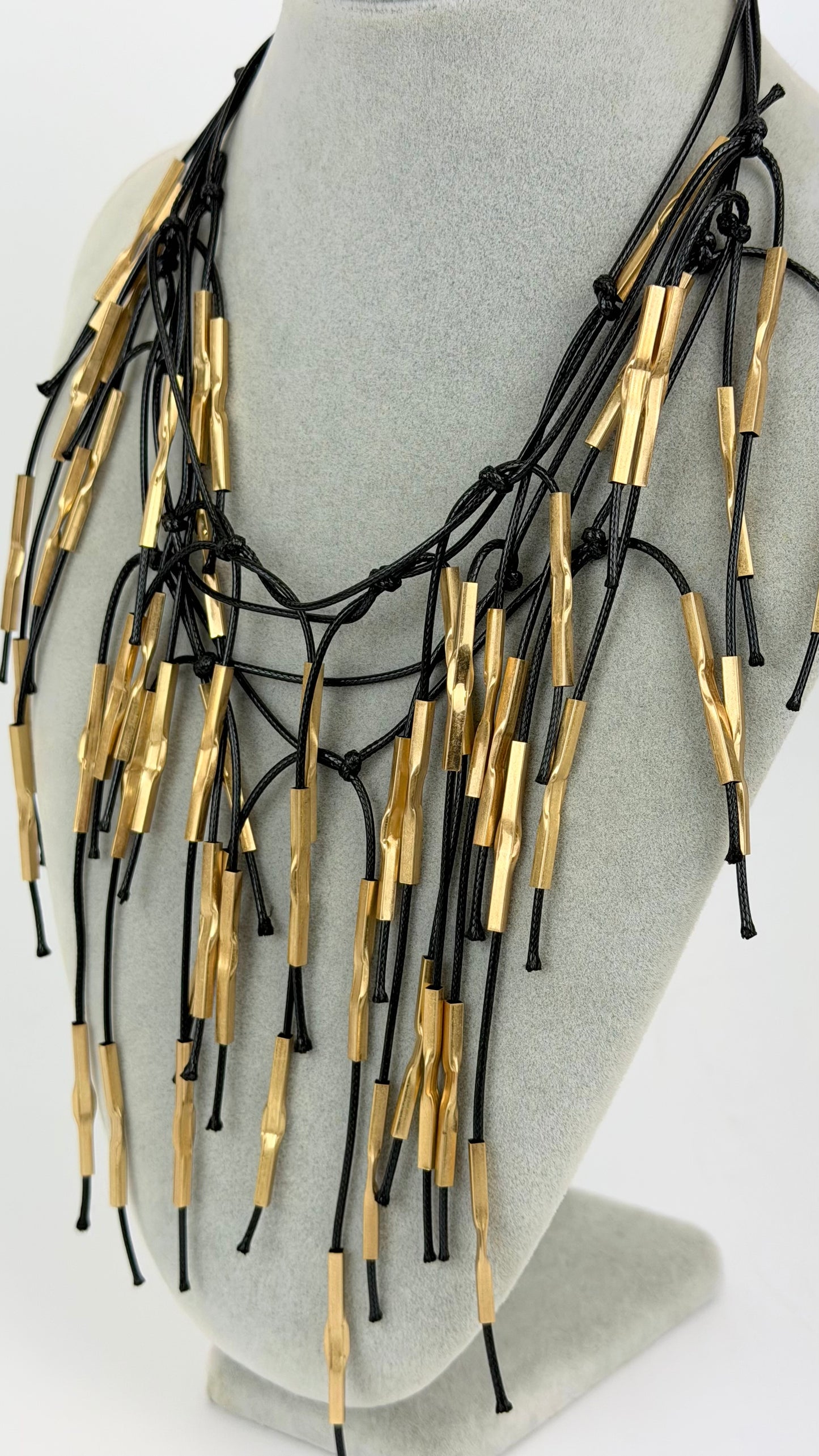 Colar fios preto com detalhes dourados