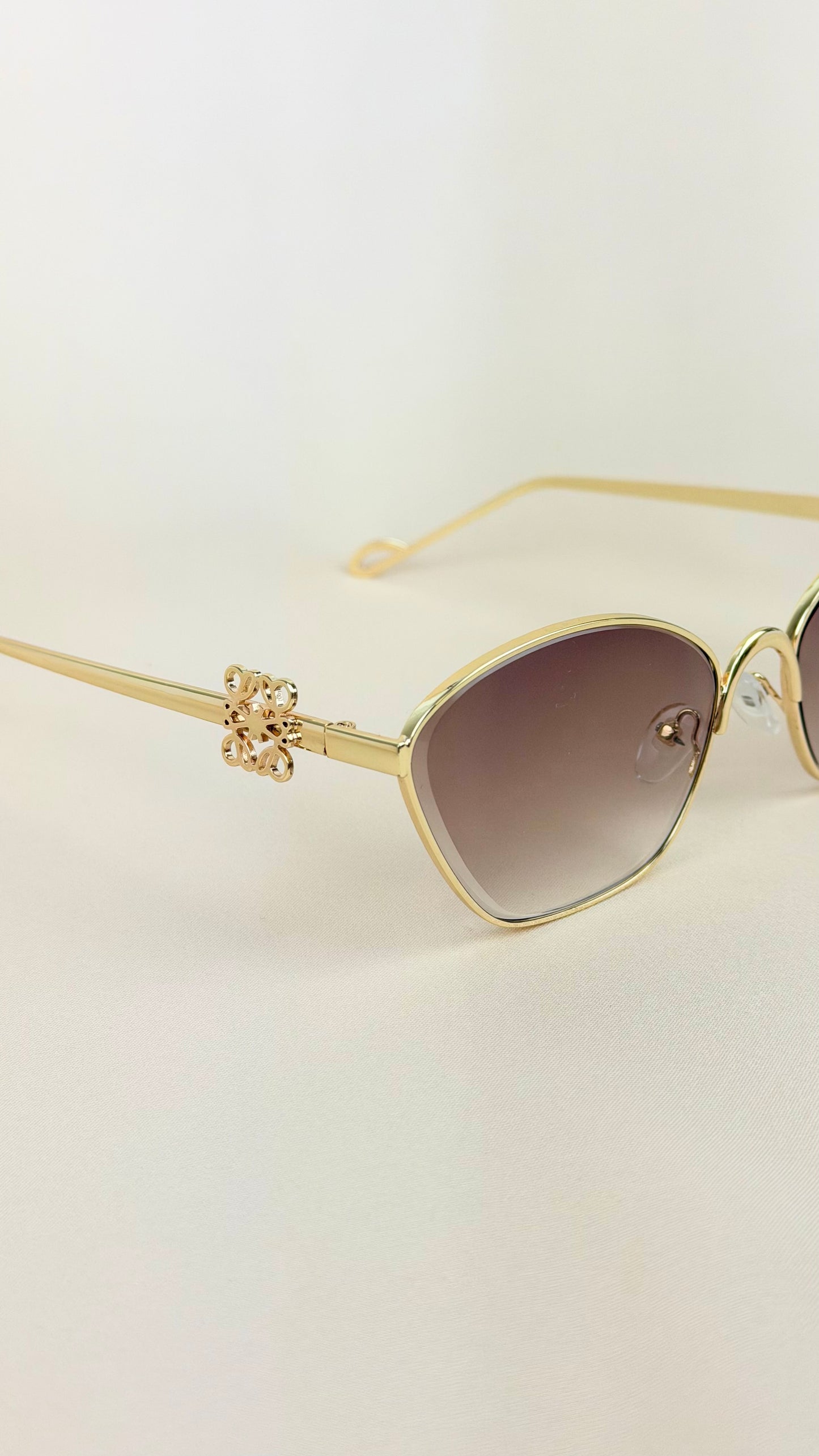 Óculos de sol aro metal dourado com lente clara