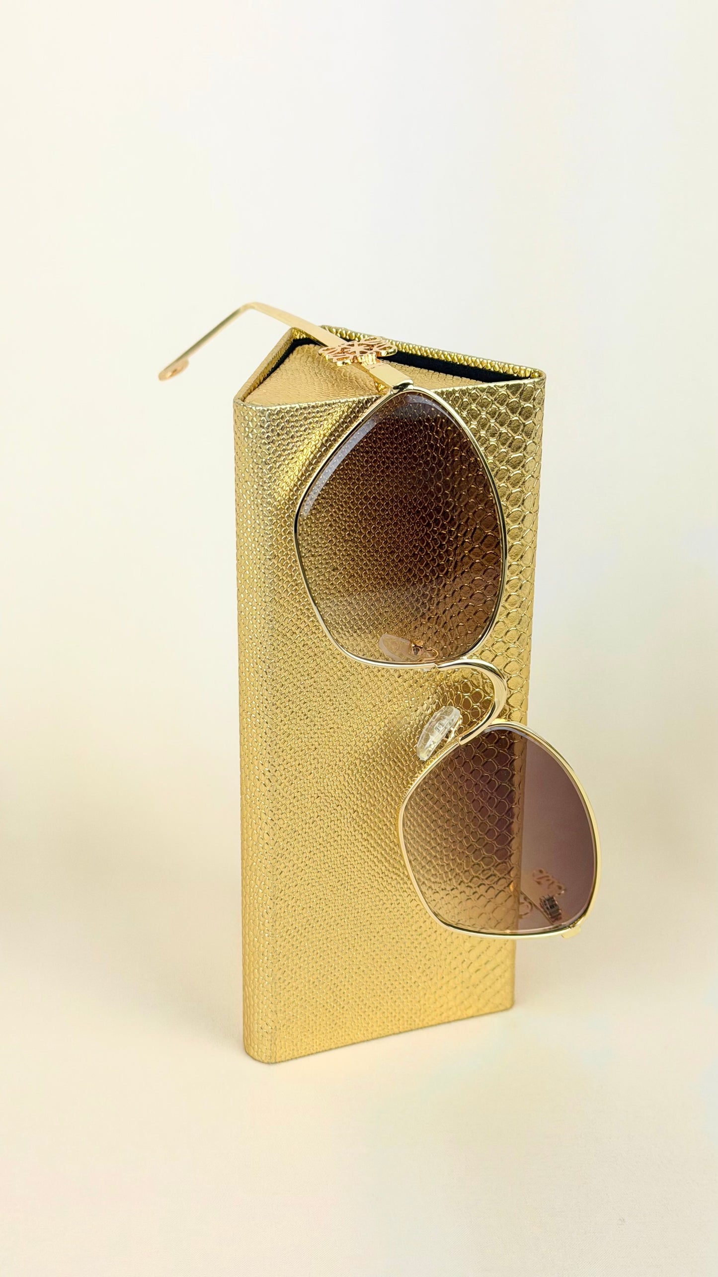 Óculos de sol aro metal dourado com lente clara