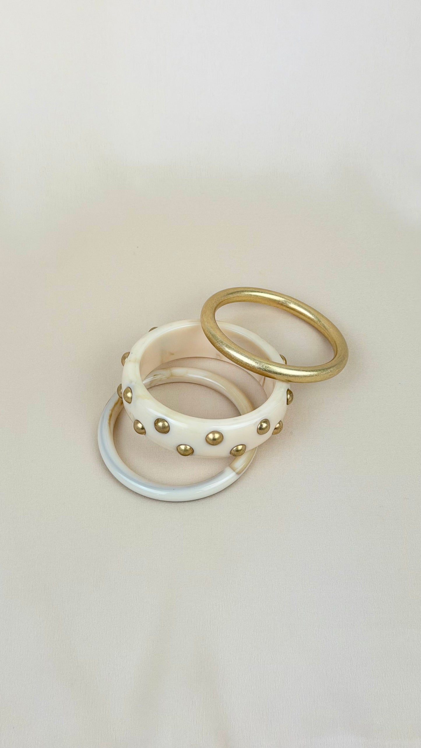 Conjunto 3 pulseiras bege e dourada