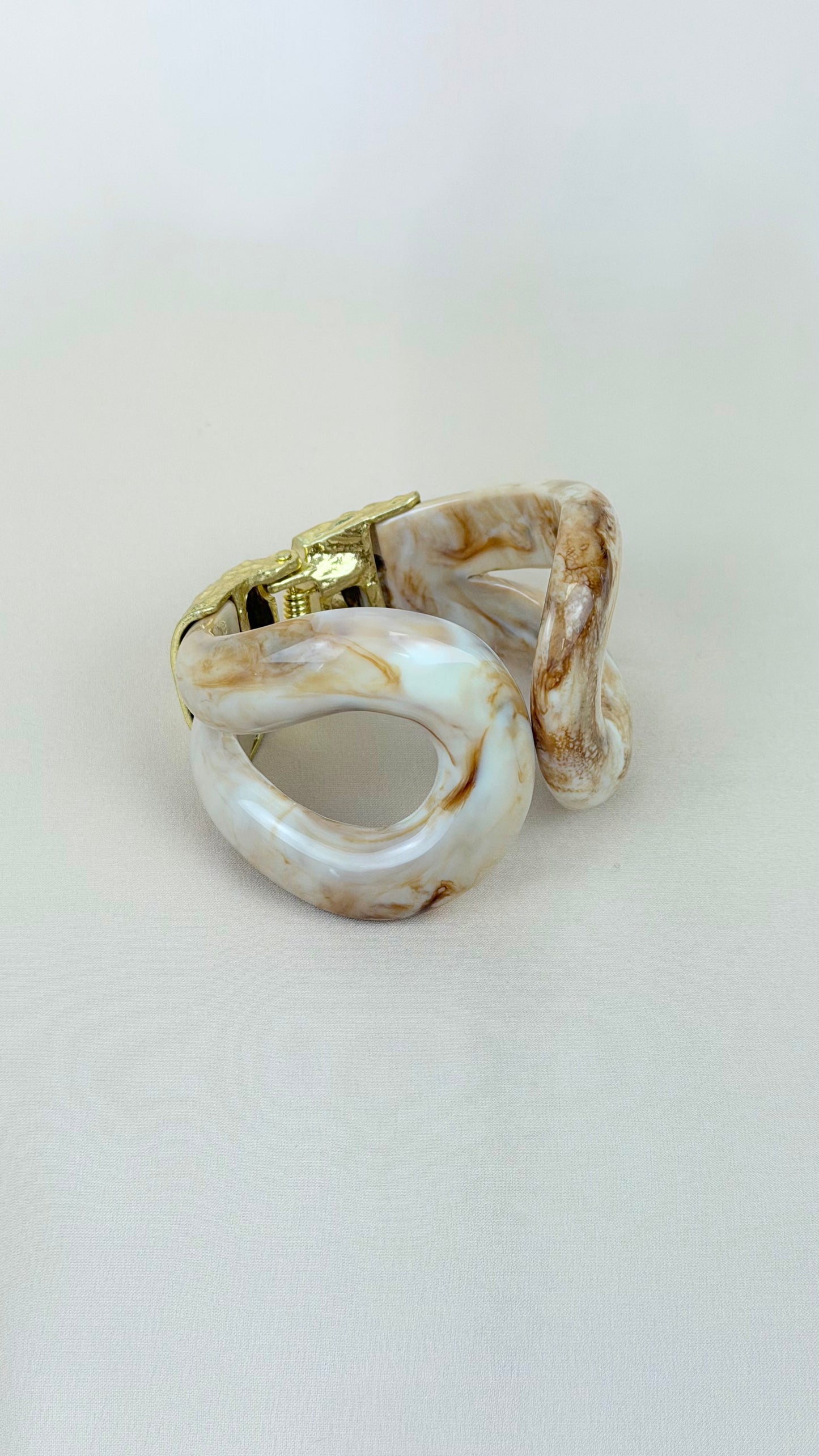 Pulseira grossa efeito marmoreado tons bege