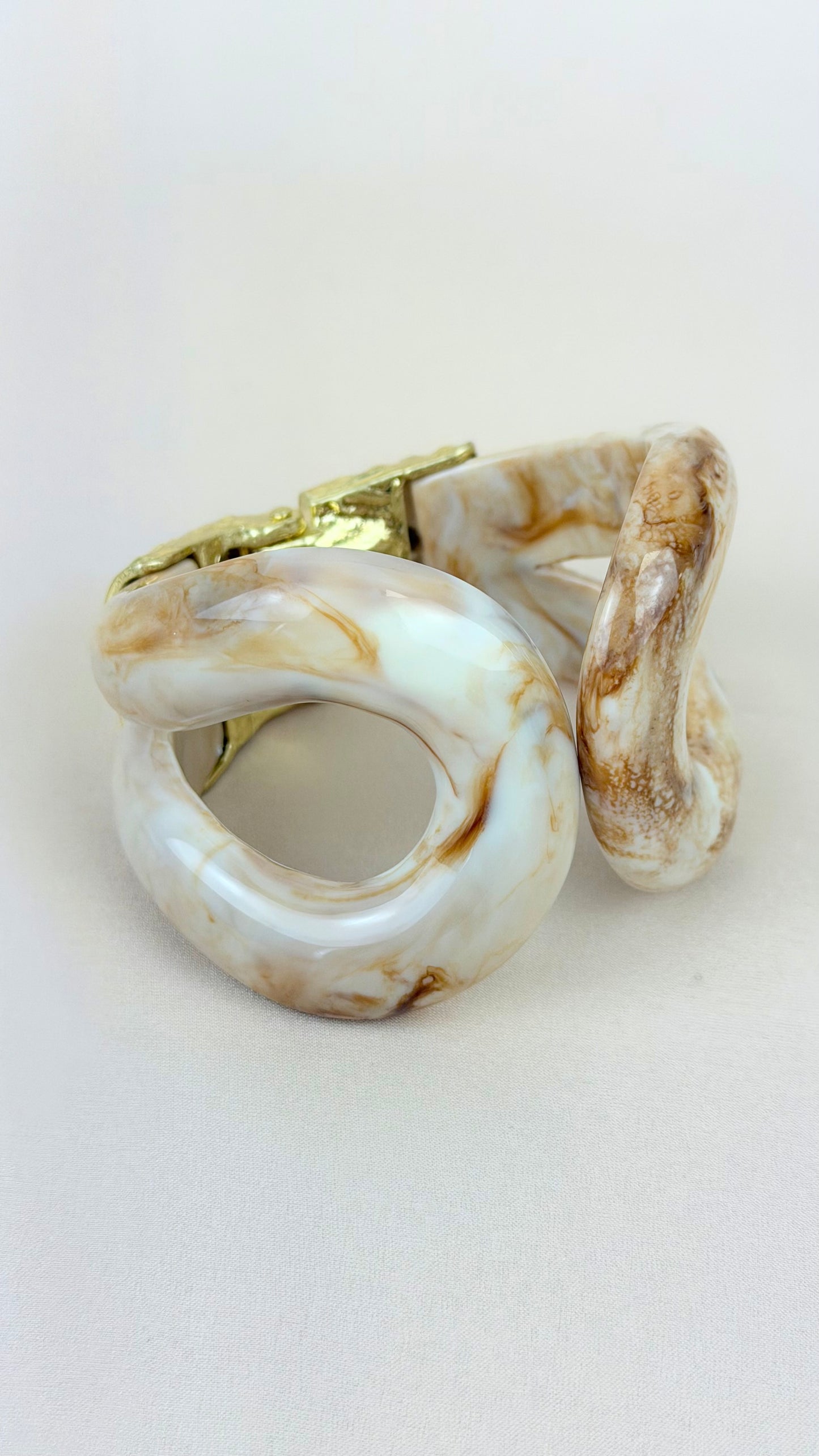 Pulseira grossa efeito marmoreado tons bege