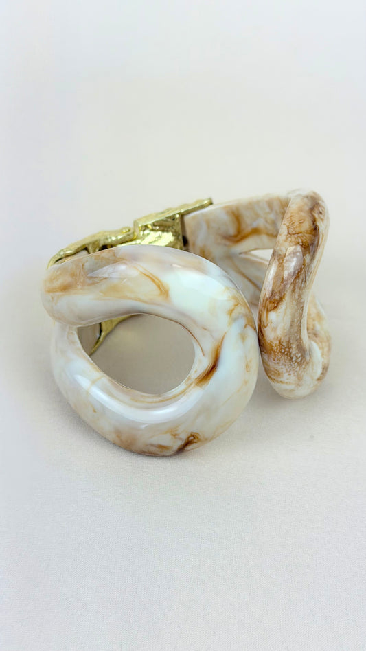 Pulseira grossa efeito marmoreado tons bege