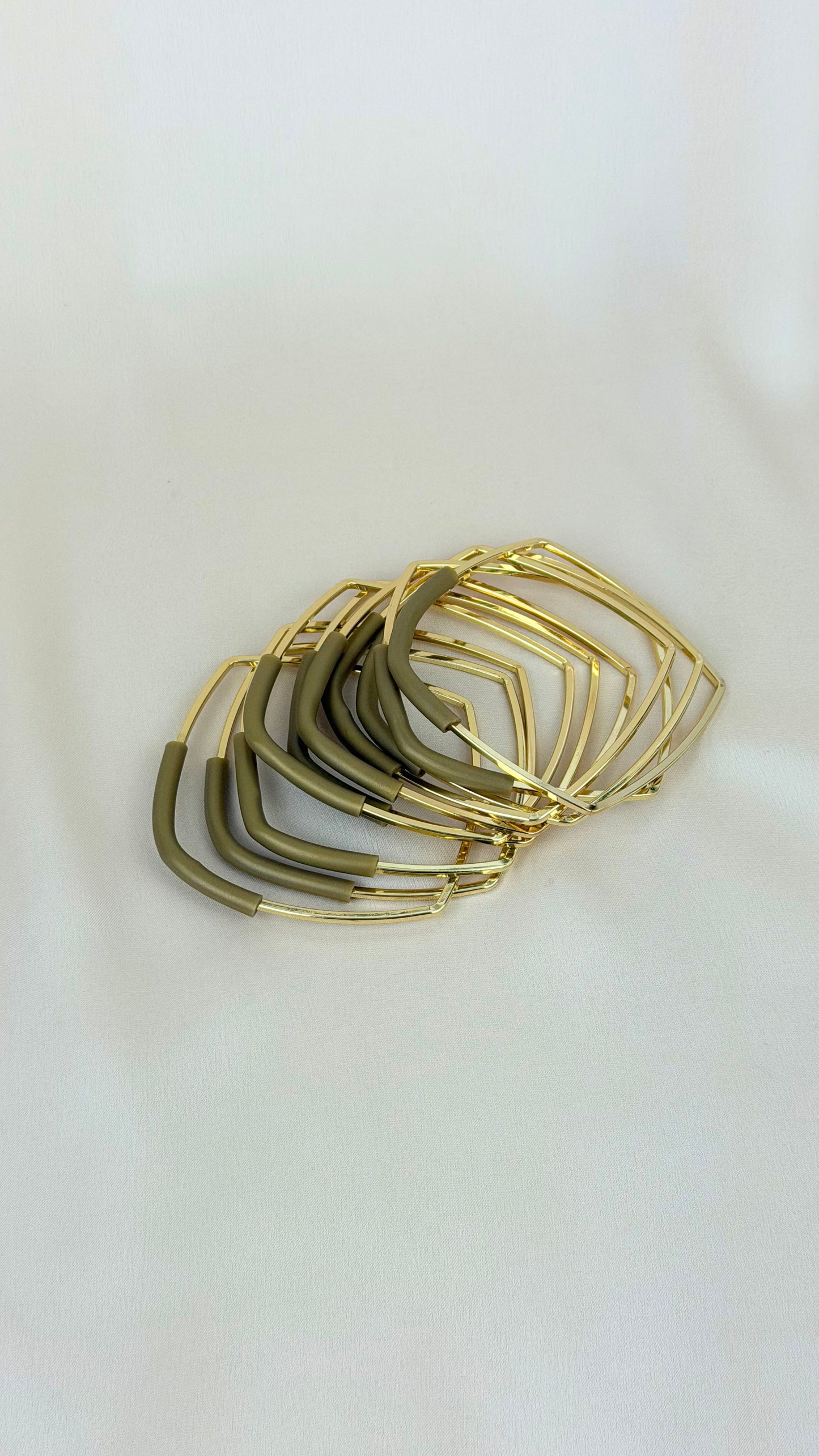 Conjunto pulseiras dourado com detalhe borracha