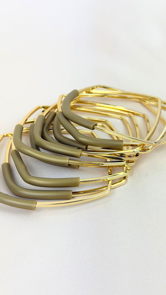 Conjunto pulseiras dourado com detalhe borracha