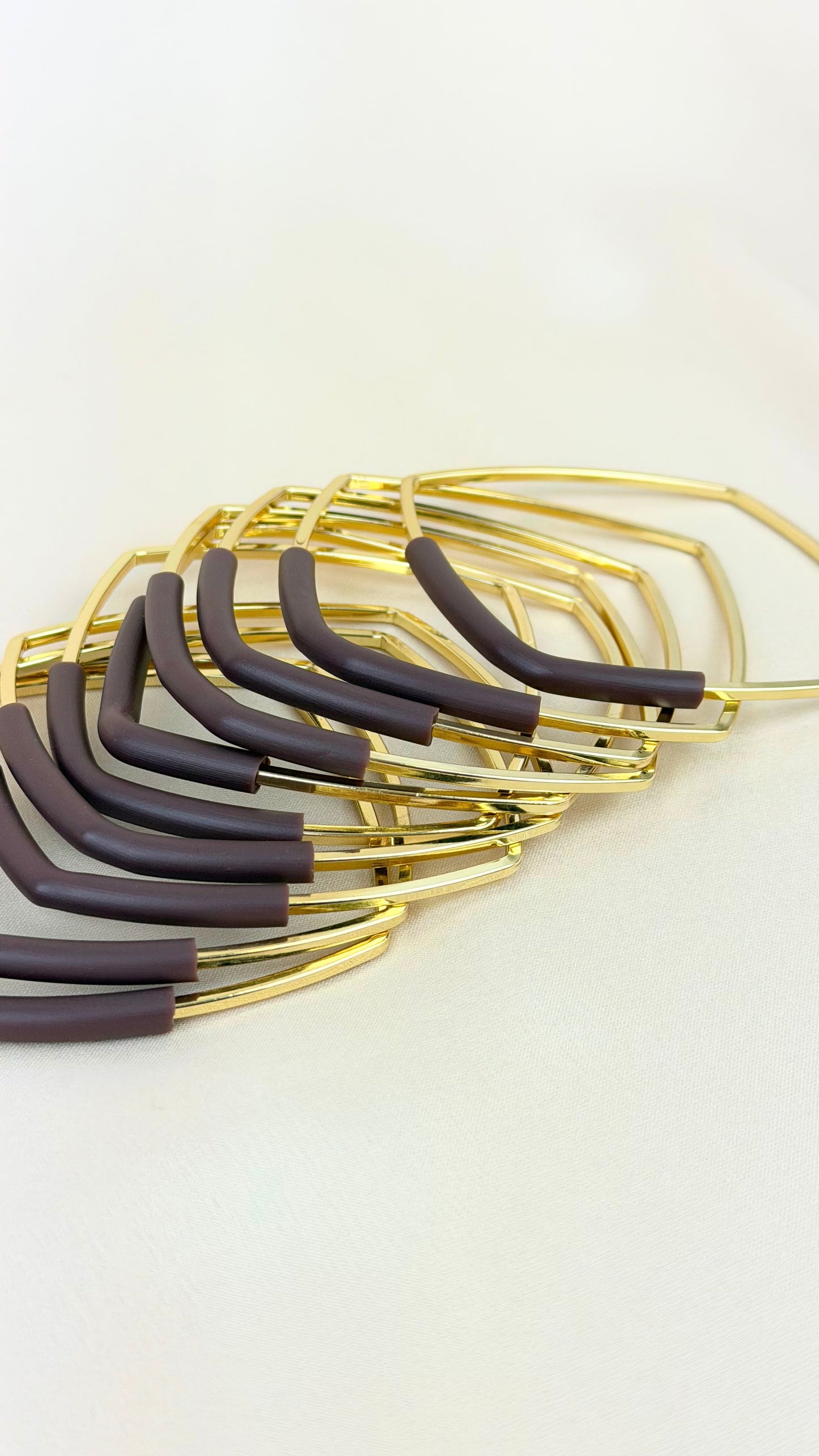 Conjunto pulseiras dourado com detalhe borracha castanho