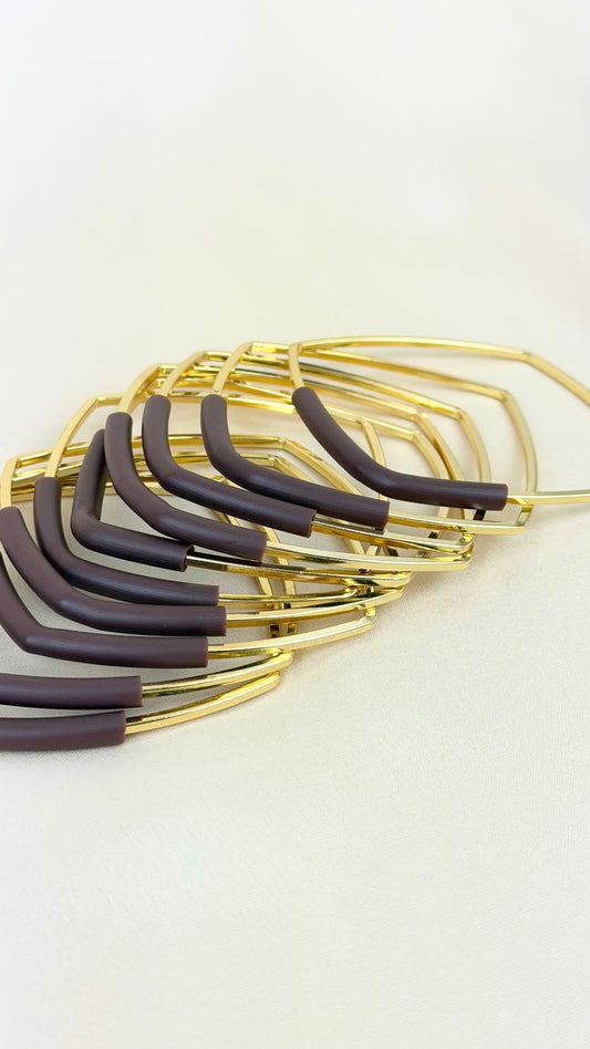 Conjunto pulseiras dourado com detalhe borracha castanho