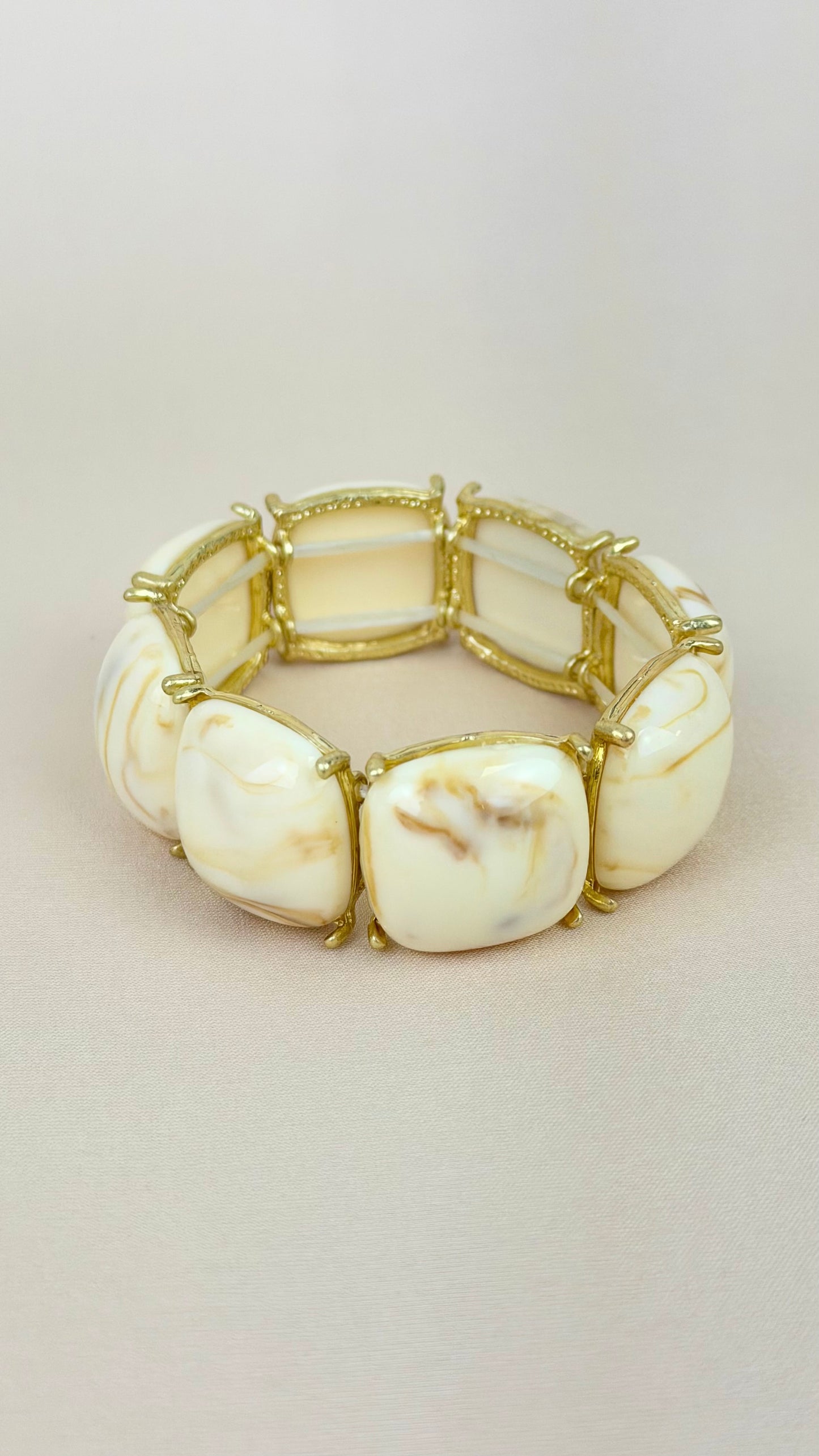 Pulseira elástica acrílicos estilo mármore tons bege
