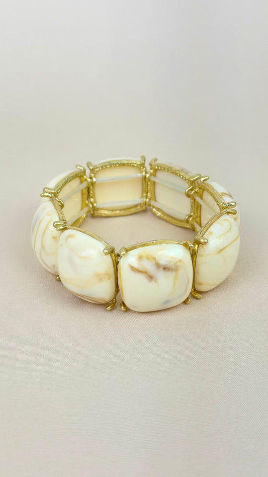 Pulseira elástica acrílicos estilo mármore tons bege