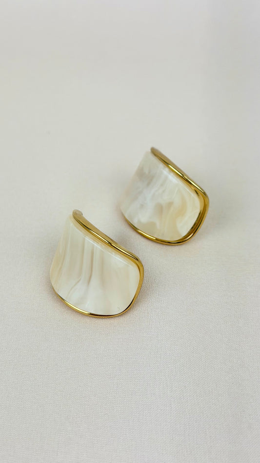 Brincos acrílico bege e aço dourado