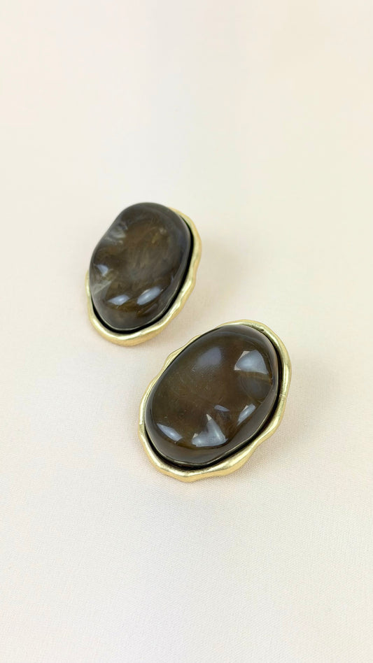 Brincos acrílico castanho com rebordo dourado