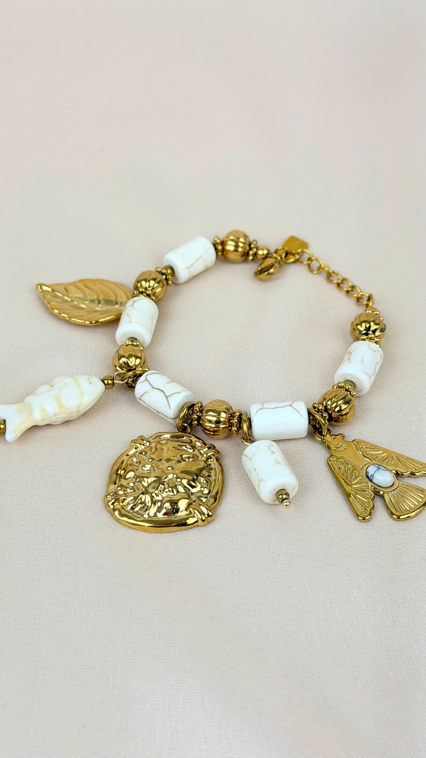 Pulseira missangas estilo osso com pendentes dourados