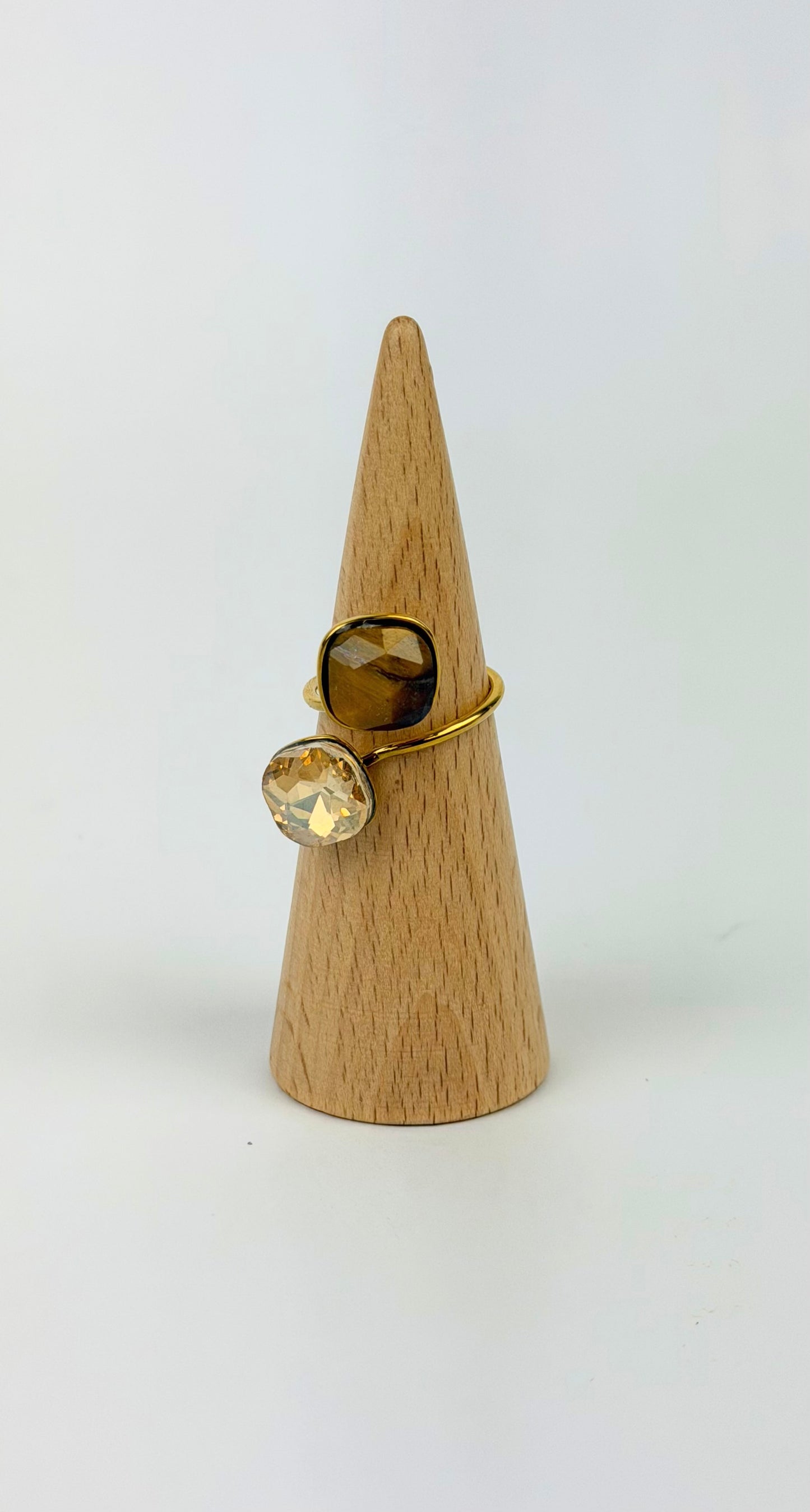 Anel aço dourado com pedra castanha e brilhante