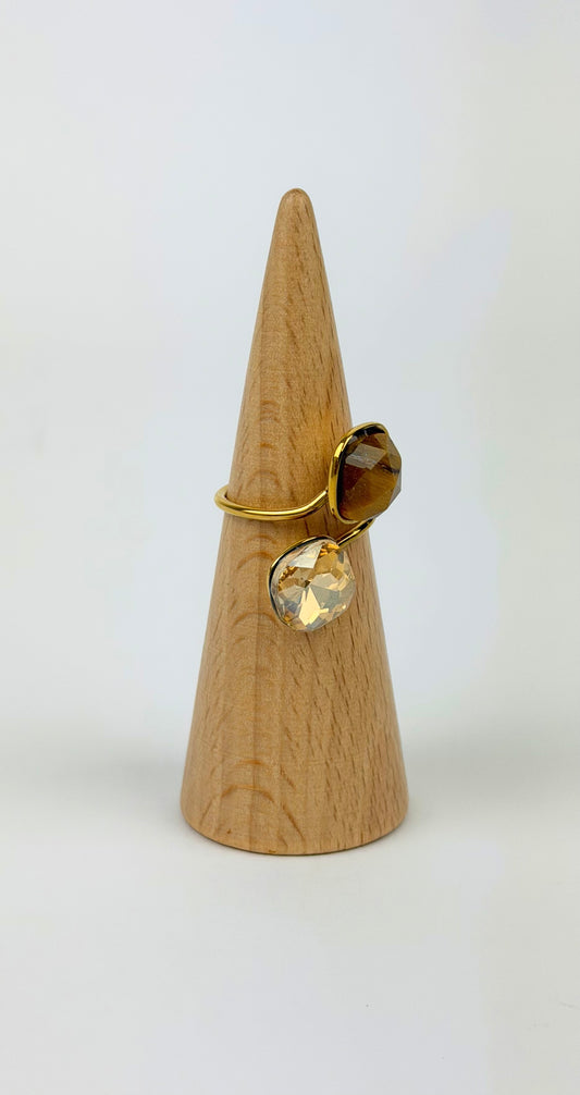 Anel aço dourado com pedra castanha e brilhante