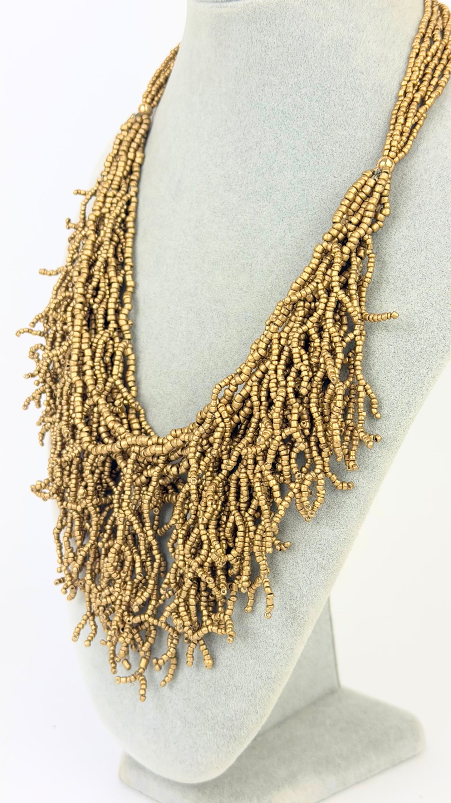 Colar missangas dourado-velho