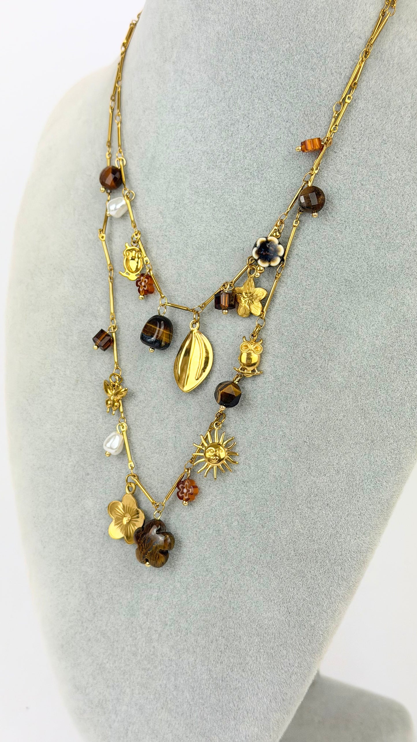 Fio duas voltas aço dourado com pendentes tons castanho