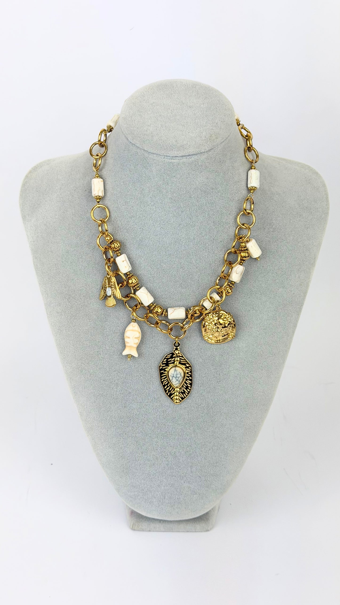 Colar missangas estilo osso com pendentes dourados