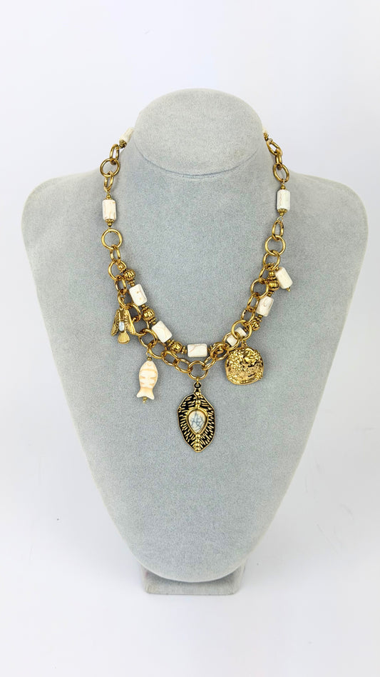 Colar missangas estilo osso com pendentes dourados