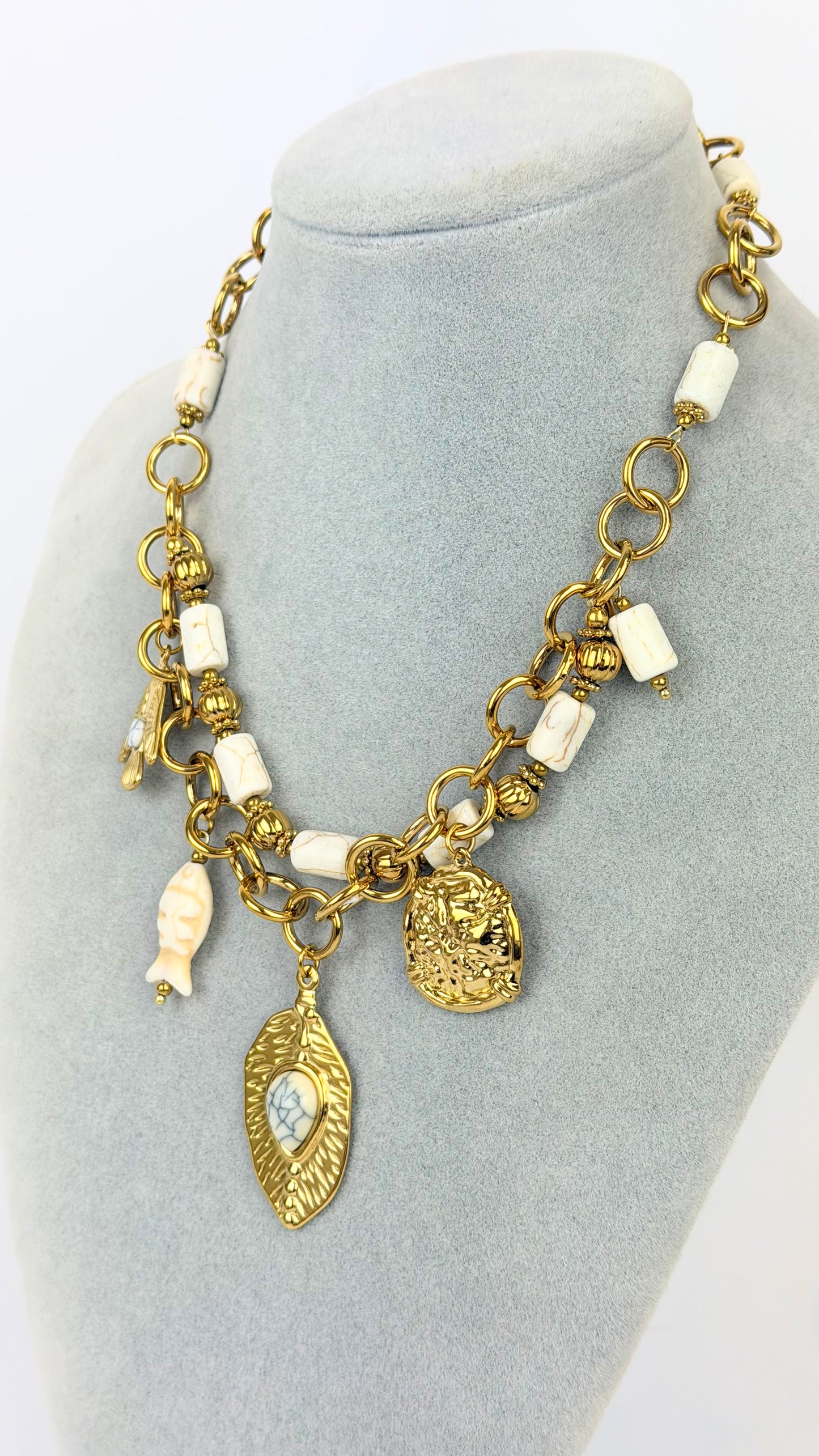 Colar missangas estilo osso com pendentes dourados