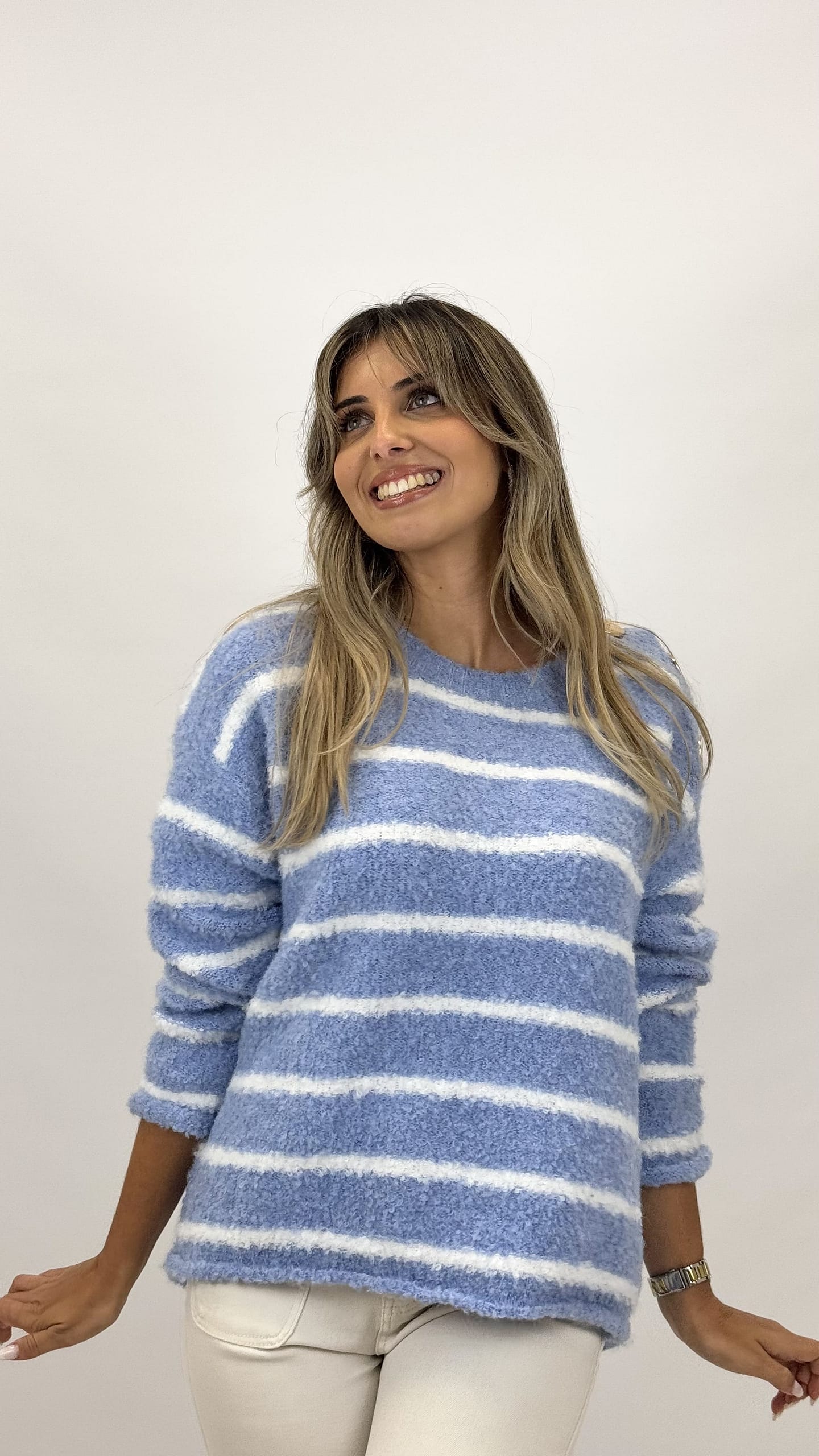 Camisola malha fofa azul-celeste com risca branca