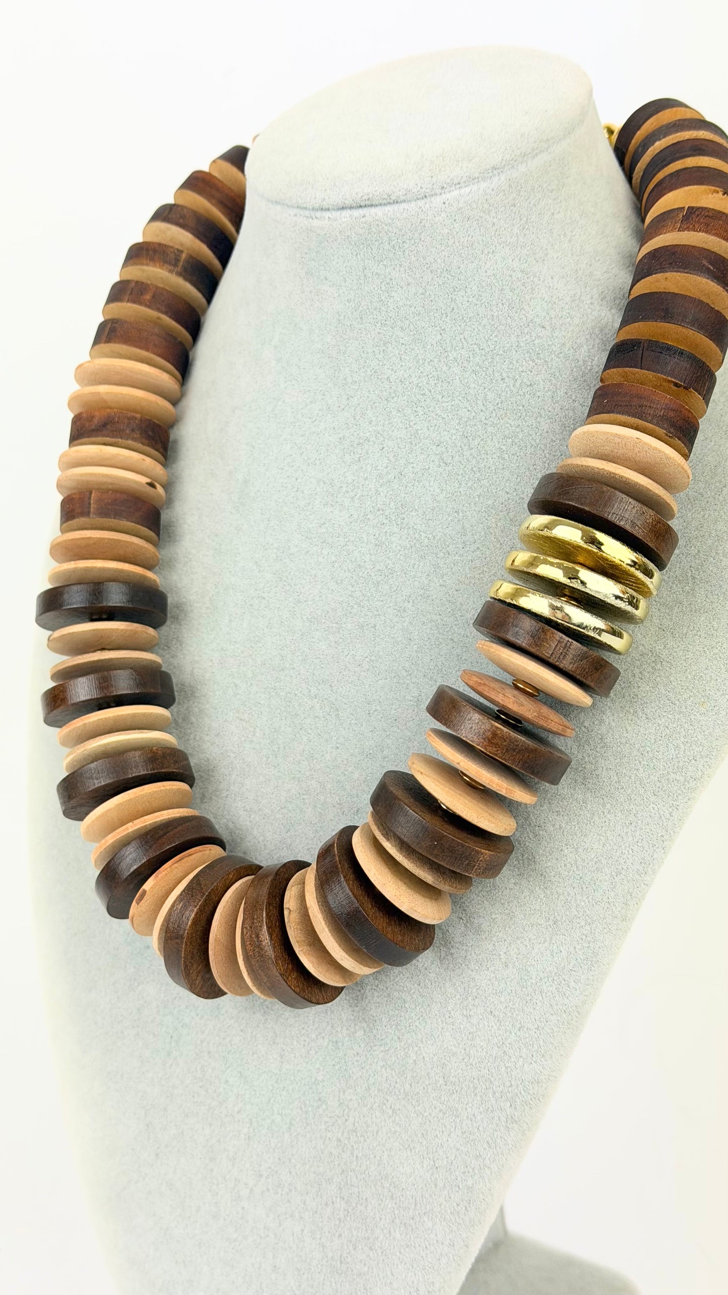 Colar rodas estilo madeira e dourado