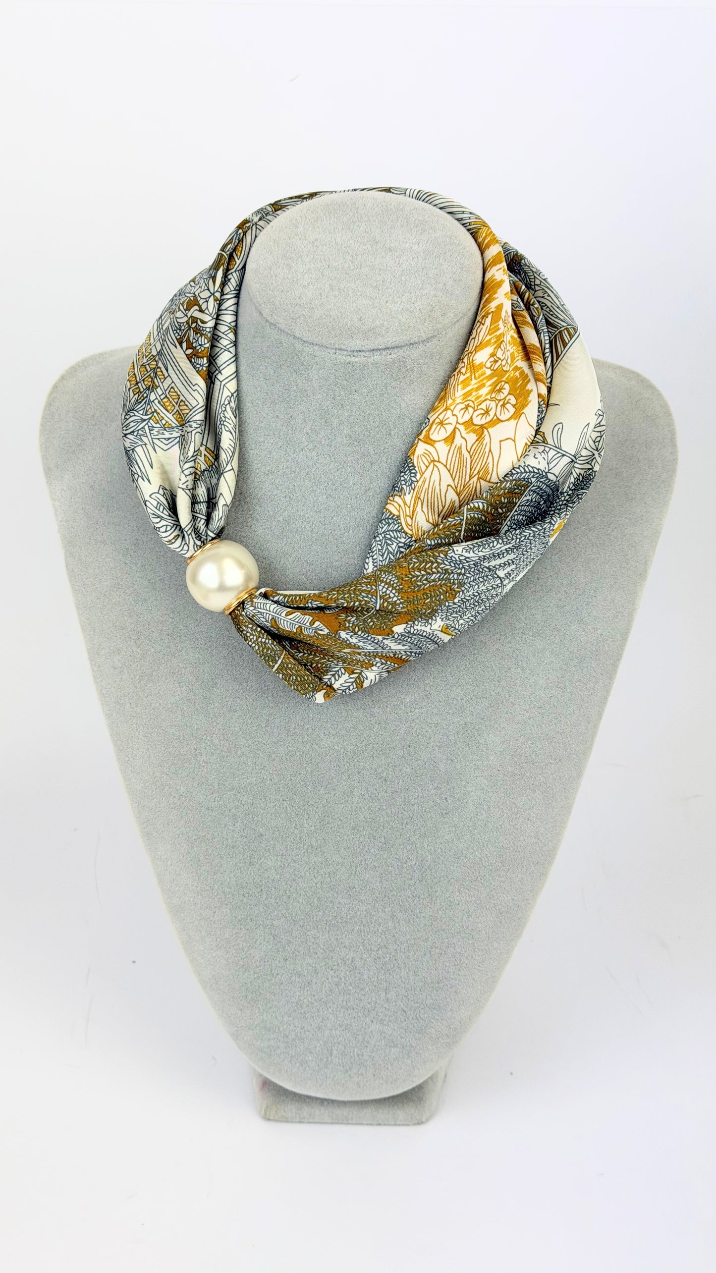 Lenço estampado floral tons amarelo e creme